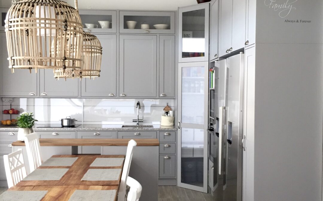 Omakotitalon suunnittelu: Erikoisempi puukeittiö. Asiakkaat rakentavat Tampereen Vuorekseen hirsitaloa…Sisustussuunnittelija Tampere, Marika Piekkala.