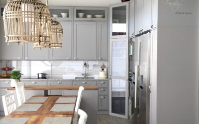 Omakotitalon suunnittelu: Erikoisempi puukeittiö. Asiakkaat rakentavat Tampereen Vuorekseen hirsitaloa…Sisustussuunnittelija Tampere, Marika Piekkala.