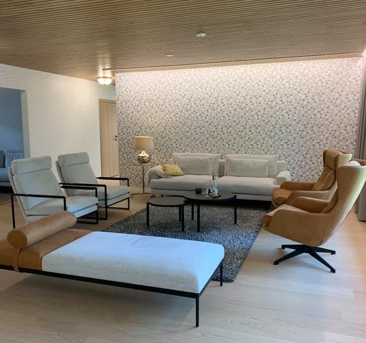 Omakotitalon suunnittelu: 70-luvun ison omakotitalon saneerausremontti Sääkjärvellä, Lempäälässä. Kokonaisvaltainen sisustussuunnittelu. Tilasuunnittelusta tekstiileihin. Sisustussuunnittelija Tampere, Marika Piekkala, Ylöjärvi