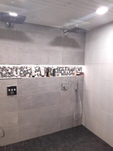 Kaksi wc tilaa, pesuhuone, kodinhoitohuone, makuuhuone ja yleistilan valaisimet. Omakotitalo Tampere Lamminpää. Sisustussuunnittelija Tampere, Marika Piekkala, Ylöjärvi, Marikan SisustusStudio. Asiakkaan ottamat valokuvat.