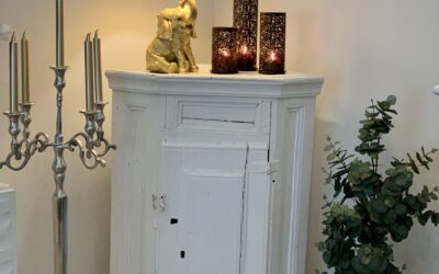 Vanhat kalusteet sisustuksessa – arvoa ja tarinoita – oman suvun perintökaappi