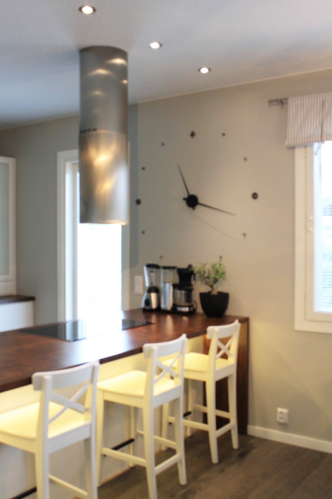 Marikan SisustusStudion tyhjästä paperista ( tietokone pohjasta) itse suunniteltu ja luotu koti, oma koti vuosista 2011-- >> Omakotitalossa on tehty kokonaisvaltaisesti tilasuunnittelu, valaistusssuunnittelu, kiintokalustesuunnittelu, pintasuunnittelu, tekstiilisuunnittelu ja pienesineiden stailausta. Koti oli esillä Meidän Talo lehdessä vuonna 2013. Tilasuunnittelija Marika Piekkala, sisustussuunnittelija Tampere.