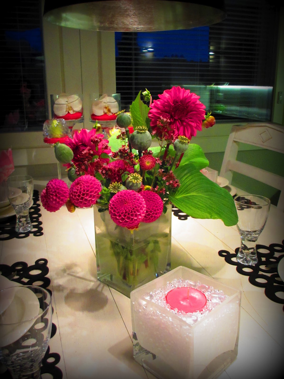 Marikan SisustusStudion tyhjästä paperista ( tietokone pohjasta) itse suunniteltu ja luotu koti, oma koti vuosista 2011-- >> Omakotitalossa on tehty kokonaisvaltaisesti tilasuunnittelu, valaistusssuunnittelu, kiintokalustesuunnittelu, pintasuunnittelu, tekstiilisuunnittelu ja pienesineiden stailausta. Koti oli esillä Meidän Talo lehdessä vuonna 2013. Tilasuunnittelija Marika Piekkala, sisustussuunnittelija Tampere.