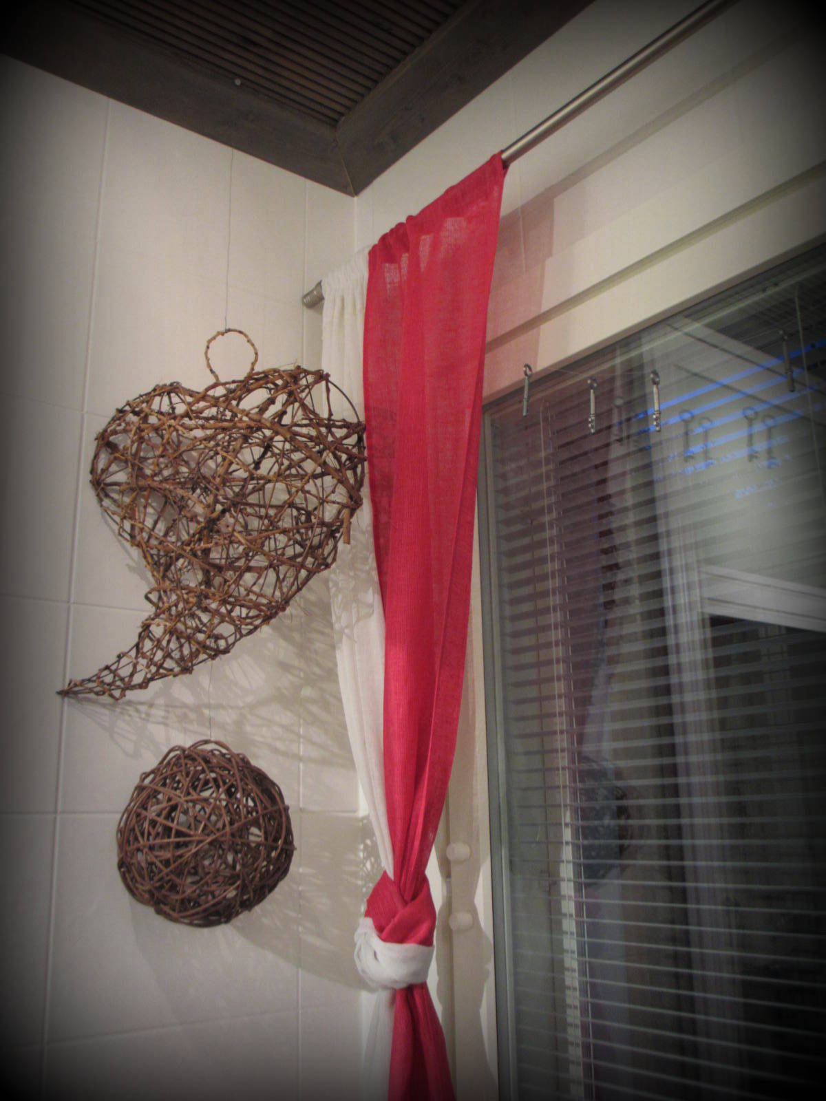 Marikan SisustusStudion tyhjästä paperista ( tietokone pohjasta) itse suunniteltu ja luotu koti, oma koti vuosista 2011-- >> Omakotitalossa on tehty kokonaisvaltaisesti tilasuunnittelu, valaistusssuunnittelu, kiintokalustesuunnittelu, pintasuunnittelu, tekstiilisuunnittelu ja pienesineiden stailausta. Koti oli esillä Meidän Talo lehdessä vuonna 2013. Tilasuunnittelija Marika Piekkala, sisustussuunnittelija Tampere.