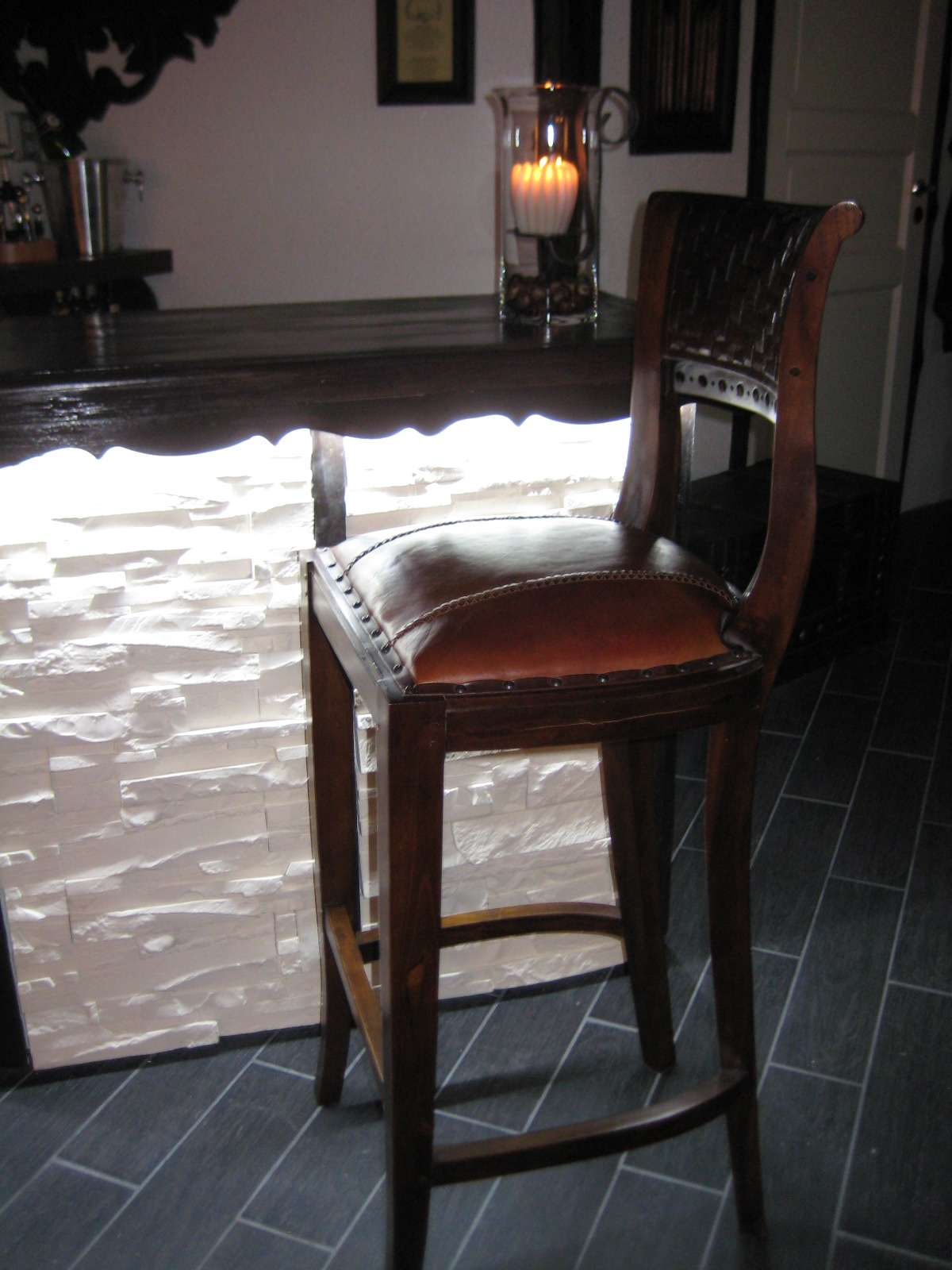 Tilasuunnittelua Somerolla, tilasuunnittelija Marika Piekkala, vanhasta kellaritiloista tuli SPA, sauna, wc, oleskelutila, käytävä ja kodinhoitohuone. Pintasuunnittelu ja valaistussuunnittelu, sekä kiintokalustesuunnittelu, kalusteiden etsintää ja yhteensovittamista, sekä stailausta. Katso myös ennen kuvat lähtökohdista. Sisustussuunnittelija Marika Piekkala, Tampere, Somero, Turku ja Helsinki.