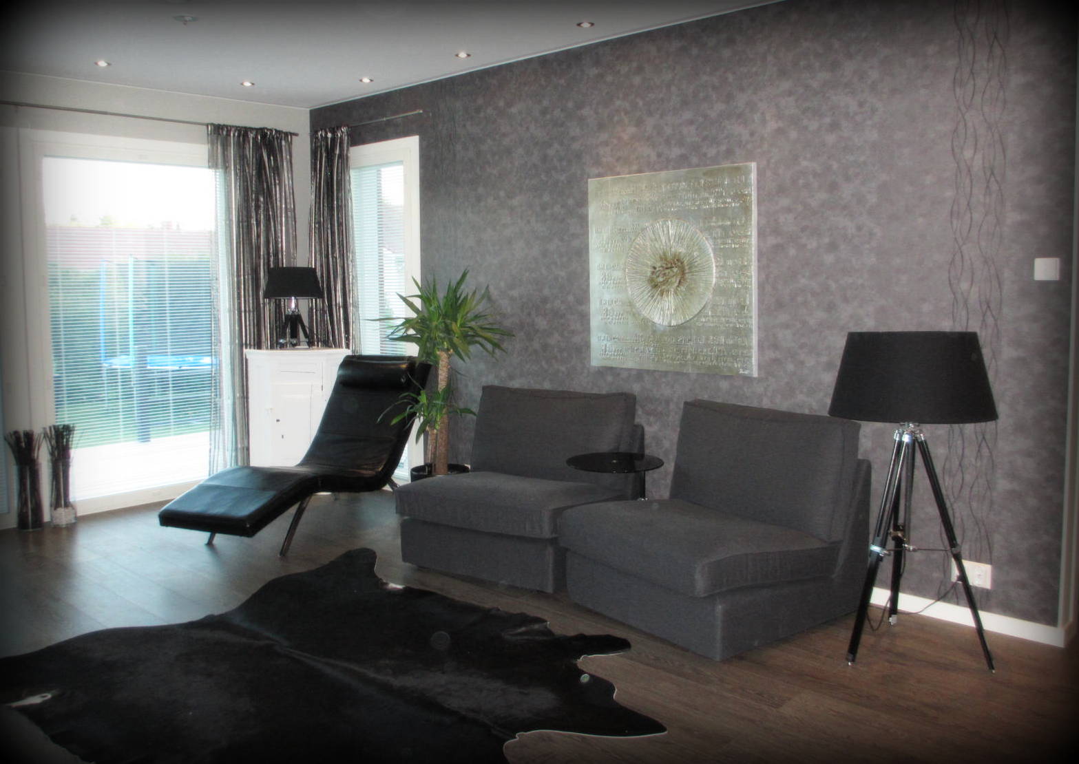 Marikan SisustusStudion tyhjästä paperista ( tietokone pohjasta) itse suunniteltu ja luotu koti, oma koti vuosista 2011-- >> Omakotitalossa on tehty kokonaisvaltaisesti tilasuunnittelu, valaistusssuunnittelu, kiintokalustesuunnittelu, pintasuunnittelu, tekstiilisuunnittelu ja pienesineiden stailausta. Koti oli esillä Meidän Talo lehdessä vuonna 2013. Tilasuunnittelija Marika Piekkala, sisustussuunnittelija Tampere.