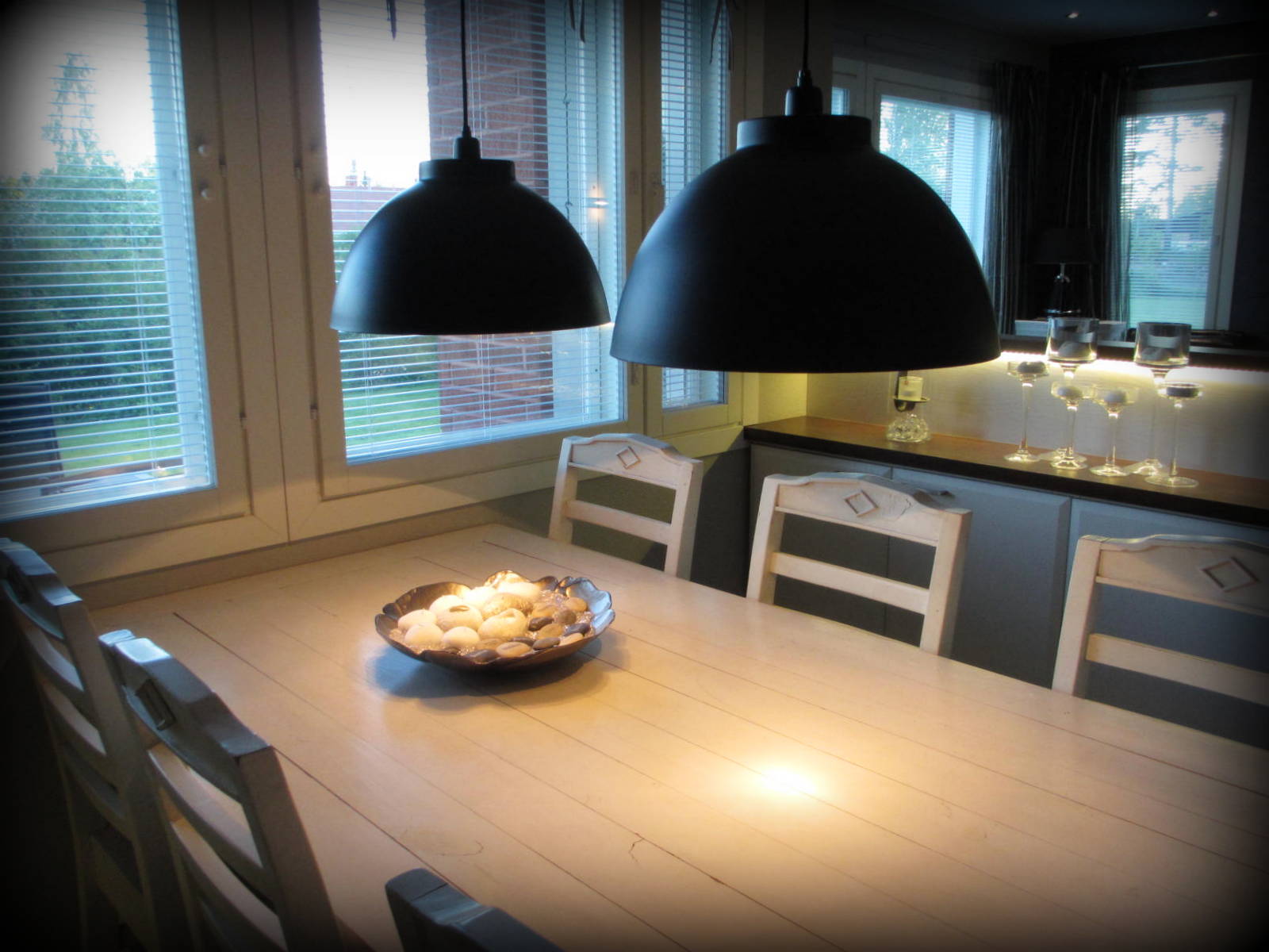 Marikan SisustusStudion tyhjästä paperista ( tietokone pohjasta) itse suunniteltu ja luotu koti, oma koti vuosista 2011-- >> Omakotitalossa on tehty kokonaisvaltaisesti tilasuunnittelu, valaistusssuunnittelu, kiintokalustesuunnittelu, pintasuunnittelu, tekstiilisuunnittelu ja pienesineiden stailausta. Koti oli esillä Meidän Talo lehdessä vuonna 2013. Tilasuunnittelija Marika Piekkala, sisustussuunnittelija Tampere.