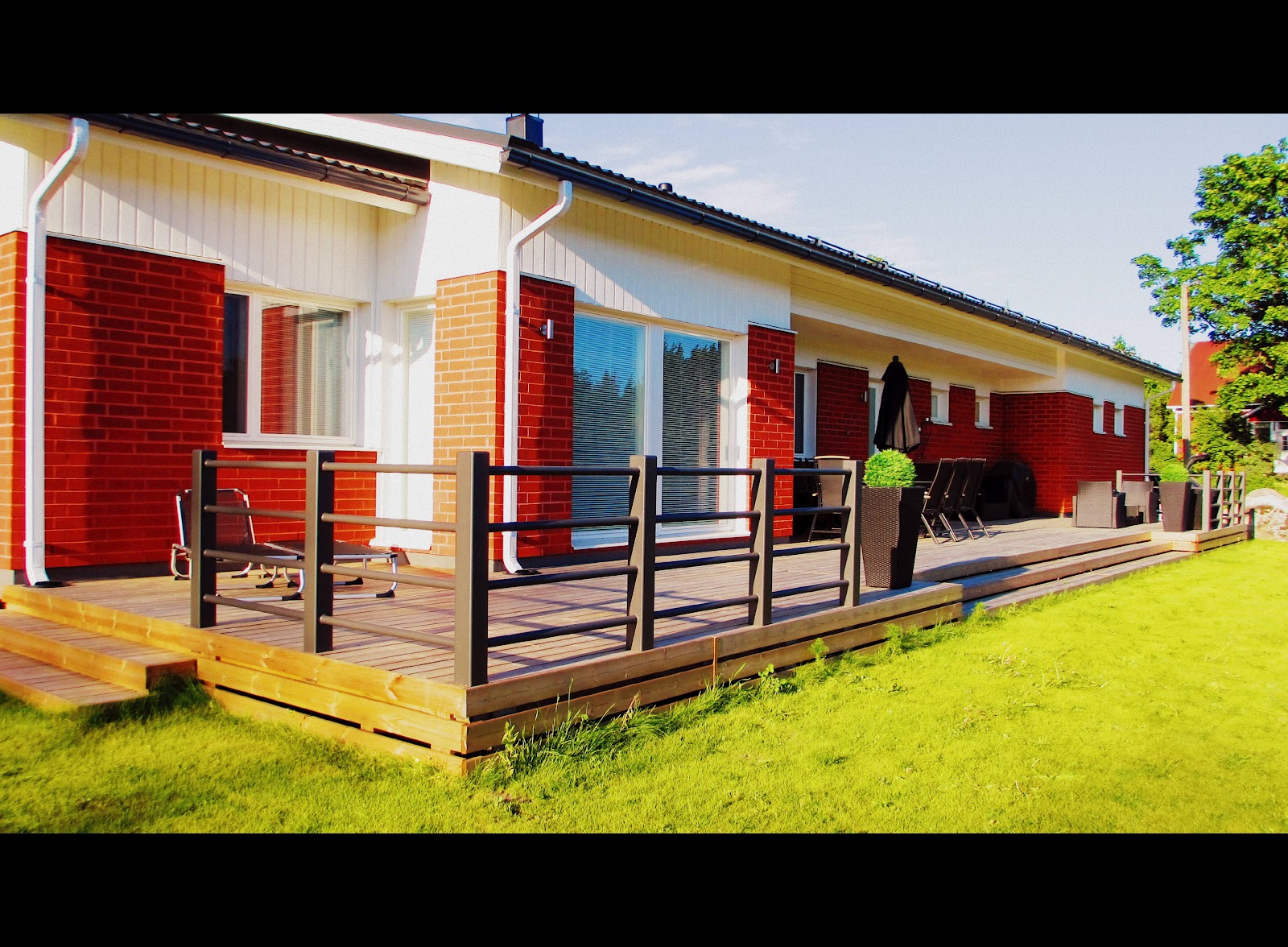 Marikan SisustusStudion tyhjästä paperista ( tietokone pohjasta) itse suunniteltu ja luotu koti, oma koti vuosista 2011-- >> Omakotitalossa on tehty kokonaisvaltaisesti tilasuunnittelu, valaistusssuunnittelu, kiintokalustesuunnittelu, pintasuunnittelu, tekstiilisuunnittelu ja pienesineiden stailausta. Koti oli esillä Meidän Talo lehdessä vuonna 2013. Tilasuunnittelija Marika Piekkala, sisustussuunnittelija Tampere.