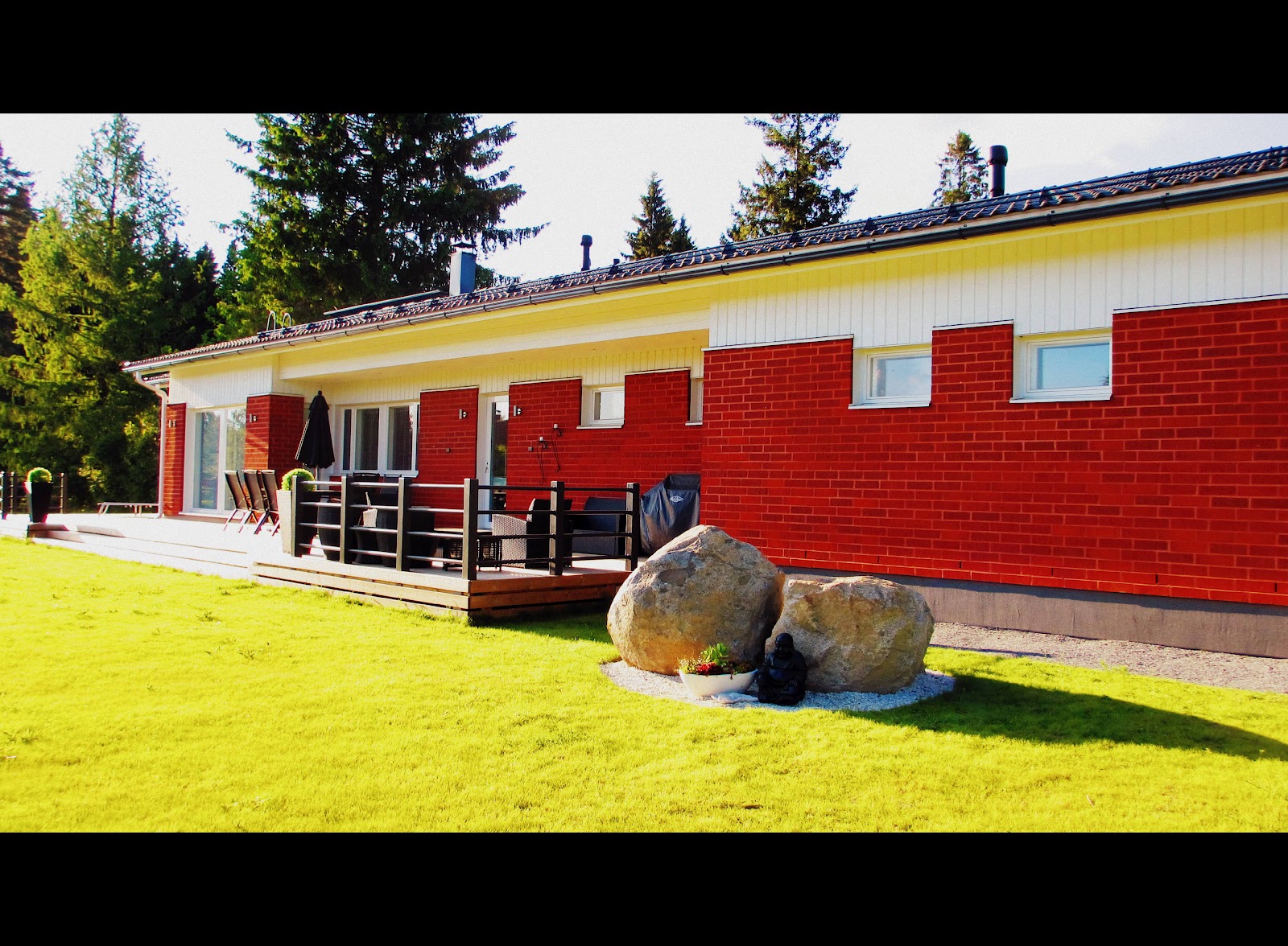 Marikan SisustusStudion tyhjästä paperista ( tietokone pohjasta) itse suunniteltu ja luotu koti, oma koti vuosista 2011-- >> Omakotitalossa on tehty kokonaisvaltaisesti tilasuunnittelu, valaistusssuunnittelu, kiintokalustesuunnittelu, pintasuunnittelu, tekstiilisuunnittelu ja pienesineiden stailausta. Koti oli esillä Meidän Talo lehdessä vuonna 2013. Tilasuunnittelija Marika Piekkala, sisustussuunnittelija Tampere.