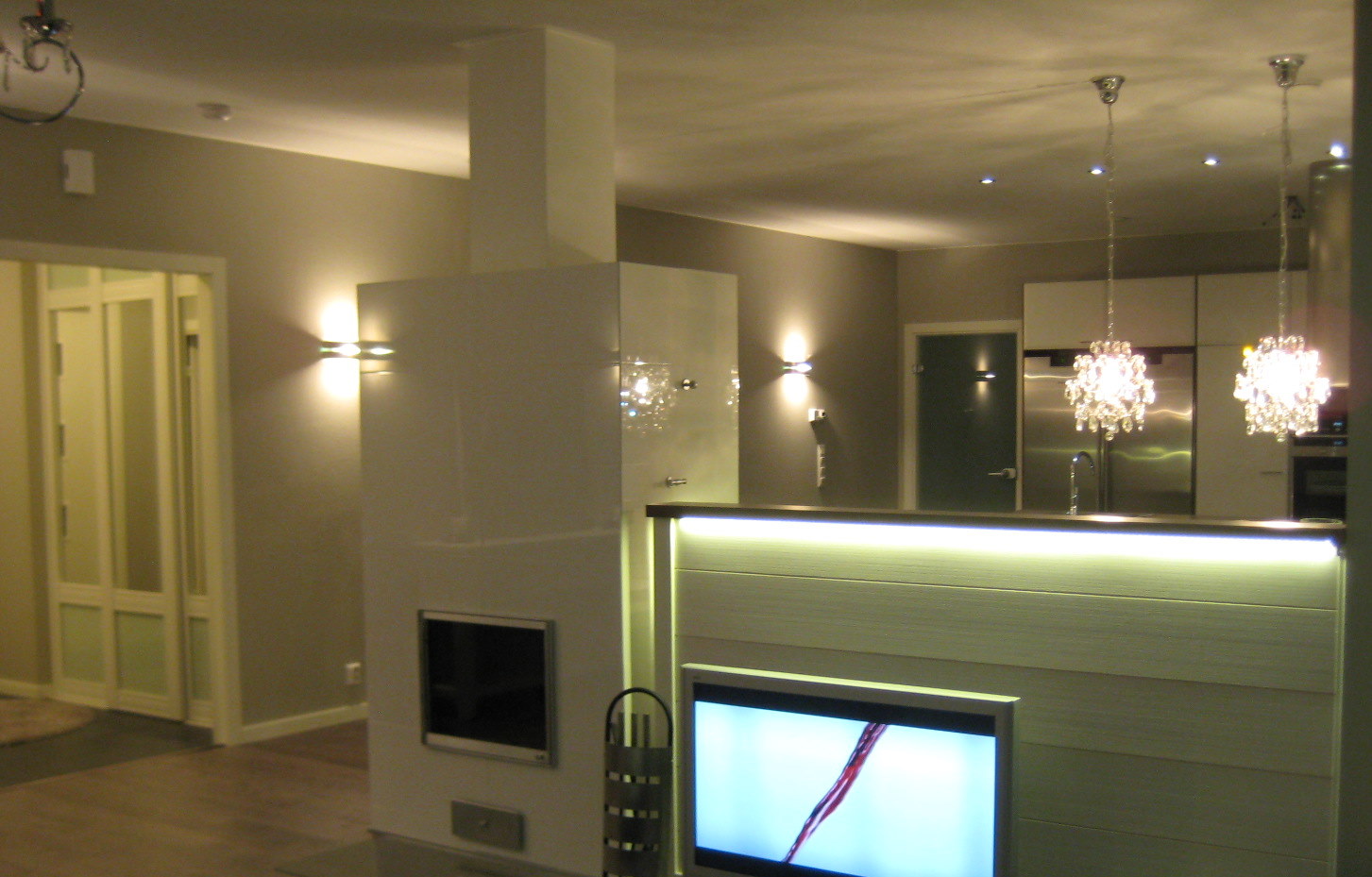 Marikan SisustusStudion tyhjästä paperista ( tietokone pohjasta) itse suunniteltu ja luotu koti, oma koti vuosista 2011-- >> Omakotitalossa on tehty kokonaisvaltaisesti tilasuunnittelu, valaistusssuunnittelu, kiintokalustesuunnittelu, pintasuunnittelu, tekstiilisuunnittelu ja pienesineiden stailausta. Koti oli esillä Meidän Talo lehdessä vuonna 2013. Tilasuunnittelija Marika Piekkala, sisustussuunnittelija Tampere.