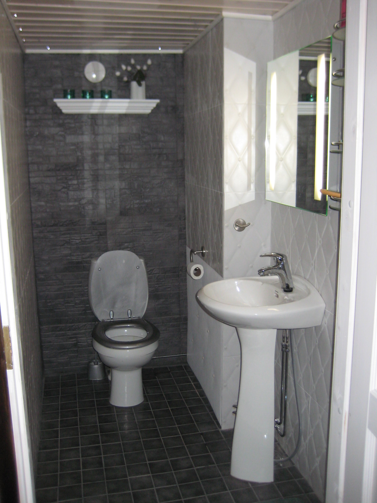 Tilasuunnittelua Somerolla, tilasuunnittelija Marika Piekkala, vanhasta kellaritiloista tuli SPA, sauna, wc, oleskelutila, käytävä ja kodinhoitohuone. Pintasuunnittelu ja valaistussuunnittelu, sekä kiintokalustesuunnittelu, kalusteiden etsintää ja yhteensovittamista, sekä stailausta. Katso myös ennen kuvat lähtökohdista. Sisustussuunnittelija Marika Piekkala, Tampere, Somero, Turku ja Helsinki.