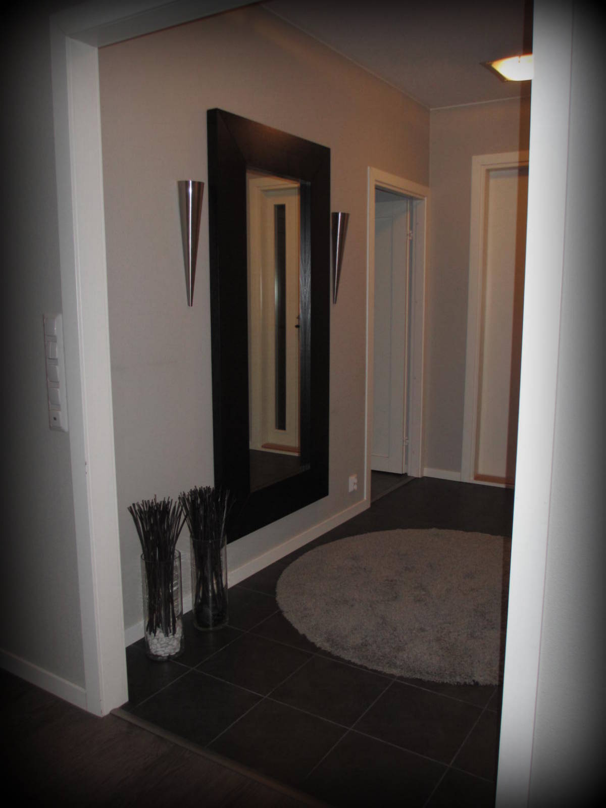 Marikan SisustusStudion tyhjästä paperista ( tietokone pohjasta) itse suunniteltu ja luotu koti, oma koti vuosista 2011-- >> Omakotitalossa on tehty kokonaisvaltaisesti tilasuunnittelu, valaistusssuunnittelu, kiintokalustesuunnittelu, pintasuunnittelu, tekstiilisuunnittelu ja pienesineiden stailausta. Koti oli esillä Meidän Talo lehdessä vuonna 2013. Tilasuunnittelija Marika Piekkala, sisustussuunnittelija Tampere.