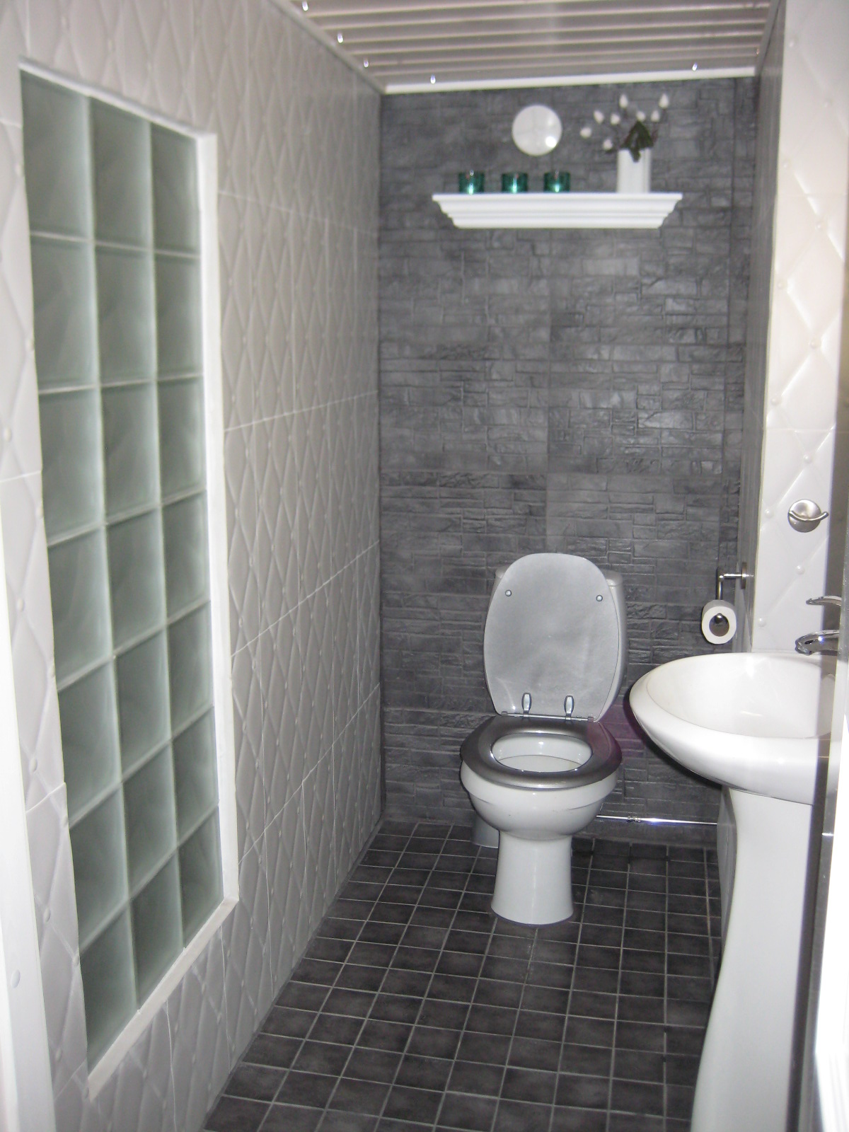 Tilasuunnittelua Somerolla, tilasuunnittelija Marika Piekkala, vanhasta kellaritiloista tuli SPA, sauna, wc, oleskelutila, käytävä ja kodinhoitohuone. Pintasuunnittelu ja valaistussuunnittelu, sekä kiintokalustesuunnittelu, kalusteiden etsintää ja yhteensovittamista, sekä stailausta. Katso myös ennen kuvat lähtökohdista. Sisustussuunnittelija Marika Piekkala, Tampere, Somero, Turku ja Helsinki.