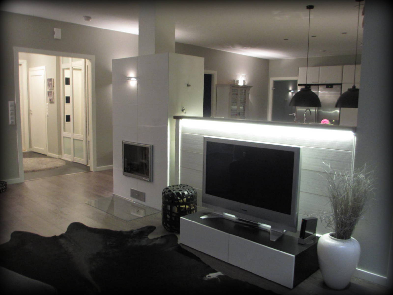 Marikan SisustusStudion tyhjästä paperista ( tietokone pohjasta) itse suunniteltu ja luotu koti, oma koti vuosista 2011-- >> Omakotitalossa on tehty kokonaisvaltaisesti tilasuunnittelu, valaistusssuunnittelu, kiintokalustesuunnittelu, pintasuunnittelu, tekstiilisuunnittelu ja pienesineiden stailausta. Koti oli esillä Meidän Talo lehdessä vuonna 2013. Tilasuunnittelija Marika Piekkala, sisustussuunnittelija Tampere.