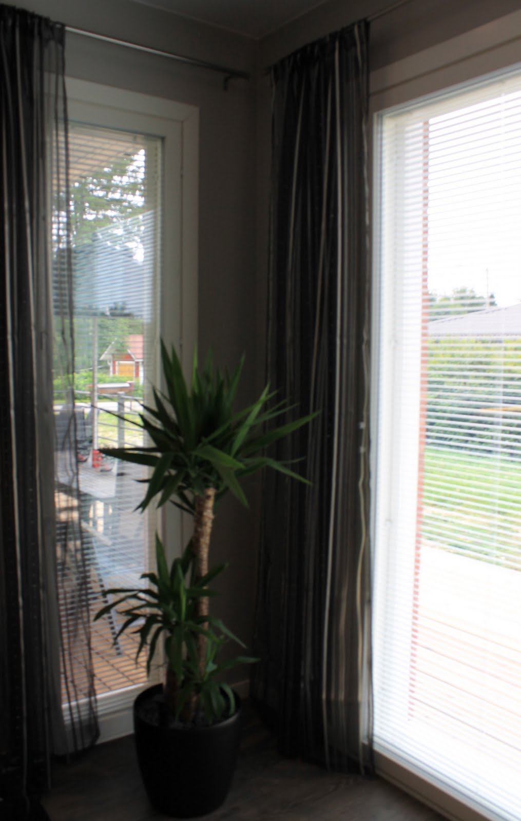 Marikan SisustusStudion tyhjästä paperista ( tietokone pohjasta) itse suunniteltu ja luotu koti, oma koti vuosista 2011-- >> Omakotitalossa on tehty kokonaisvaltaisesti tilasuunnittelu, valaistusssuunnittelu, kiintokalustesuunnittelu, pintasuunnittelu, tekstiilisuunnittelu ja pienesineiden stailausta. Koti oli esillä Meidän Talo lehdessä vuonna 2013. Tilasuunnittelija Marika Piekkala, sisustussuunnittelija Tampere.