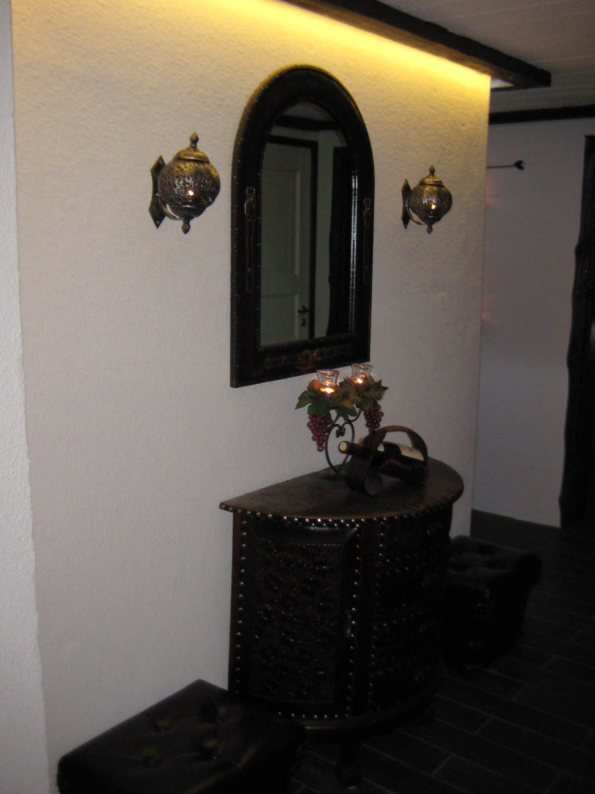 Tilasuunnittelua Somerolla, tilasuunnittelija Marika Piekkala, vanhasta kellaritiloista tuli SPA, sauna, wc, oleskelutila, käytävä ja kodinhoitohuone. Pintasuunnittelu ja valaistussuunnittelu, sekä kiintokalustesuunnittelu, kalusteiden etsintää ja yhteensovittamista, sekä stailausta. Katso myös ennen kuvat lähtökohdista. Sisustussuunnittelija Marika Piekkala, Tampere, Somero, Turku ja Helsinki.