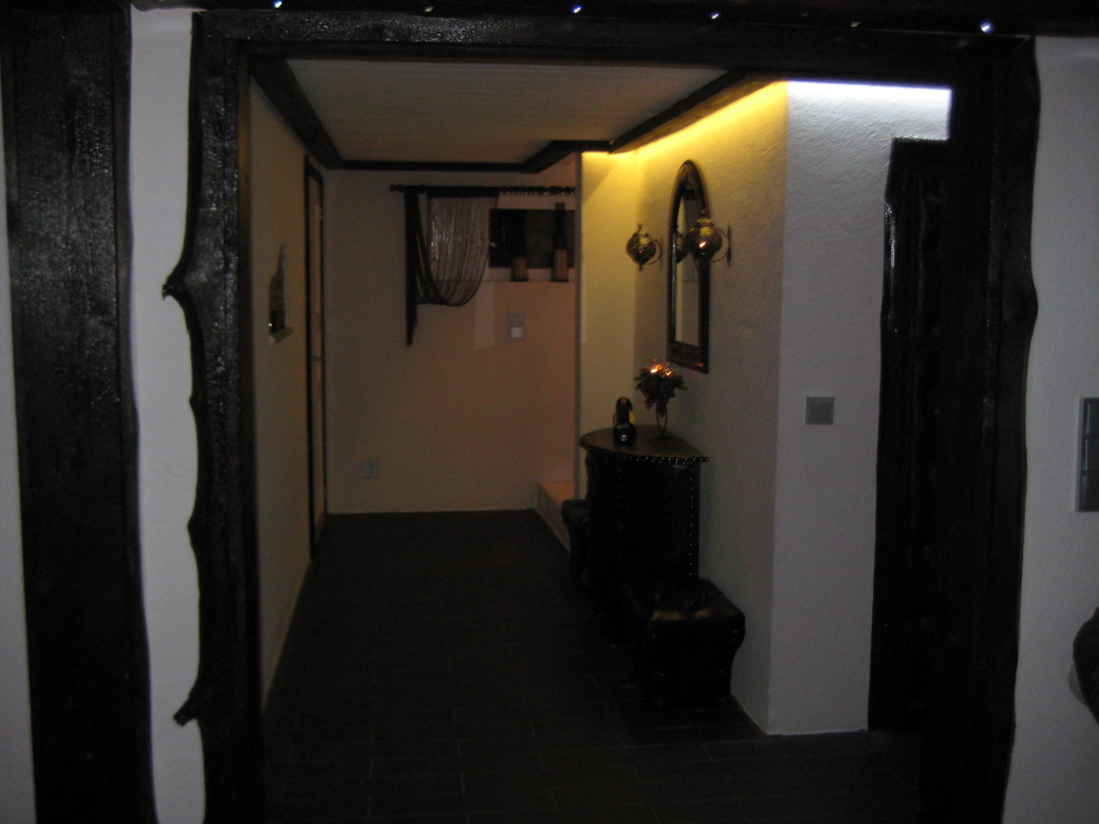 Tilasuunnittelua Somerolla, tilasuunnittelija Marika Piekkala, vanhasta kellaritiloista tuli SPA, sauna, wc, oleskelutila, käytävä ja kodinhoitohuone. Pintasuunnittelu ja valaistussuunnittelu, sekä kiintokalustesuunnittelu, kalusteiden etsintää ja yhteensovittamista, sekä stailausta. Katso myös ennen kuvat lähtökohdista. Sisustussuunnittelija Marika Piekkala, Tampere, Somero, Turku ja Helsinki.