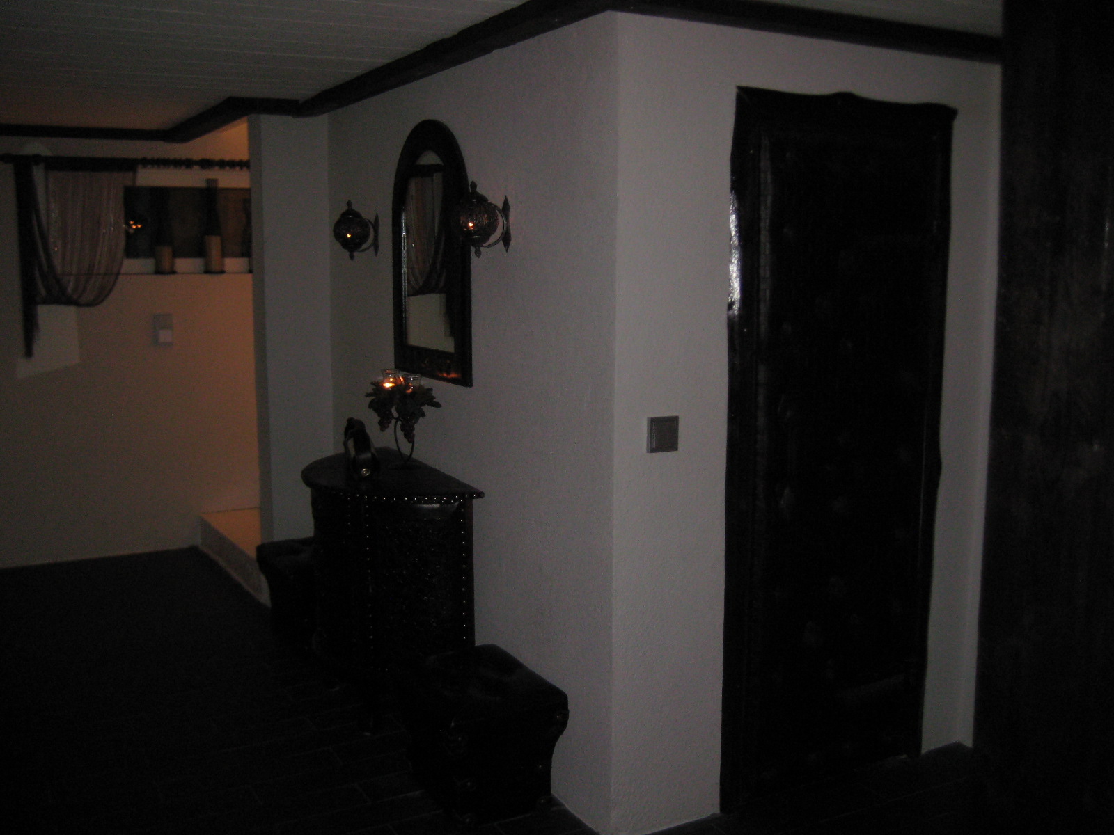 Tilasuunnittelua Somerolla, tilasuunnittelija Marika Piekkala, vanhasta kellaritiloista tuli SPA, sauna, wc, oleskelutila, käytävä ja kodinhoitohuone. Pintasuunnittelu ja valaistussuunnittelu, sekä kiintokalustesuunnittelu, kalusteiden etsintää ja yhteensovittamista, sekä stailausta. Katso myös ennen kuvat lähtökohdista. Sisustussuunnittelija Marika Piekkala, Tampere, Somero, Turku ja Helsinki.