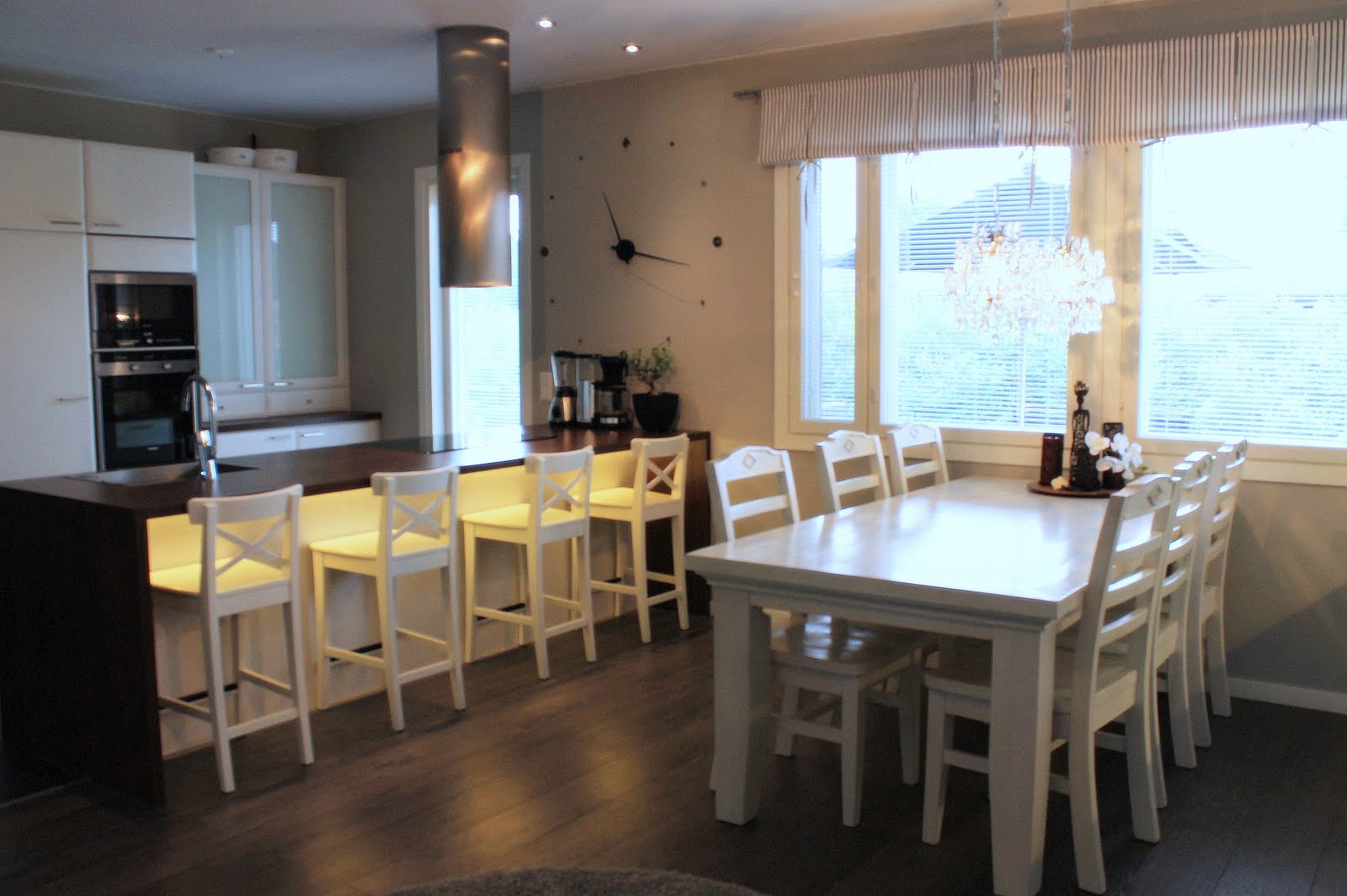 Marikan SisustusStudion tyhjästä paperista ( tietokone pohjasta) itse suunniteltu ja luotu koti, oma koti vuosista 2011-- >> Omakotitalossa on tehty kokonaisvaltaisesti tilasuunnittelu, valaistusssuunnittelu, kiintokalustesuunnittelu, pintasuunnittelu, tekstiilisuunnittelu ja pienesineiden stailausta. Koti oli esillä Meidän Talo lehdessä vuonna 2013. Tilasuunnittelija Marika Piekkala, sisustussuunnittelija Tampere.