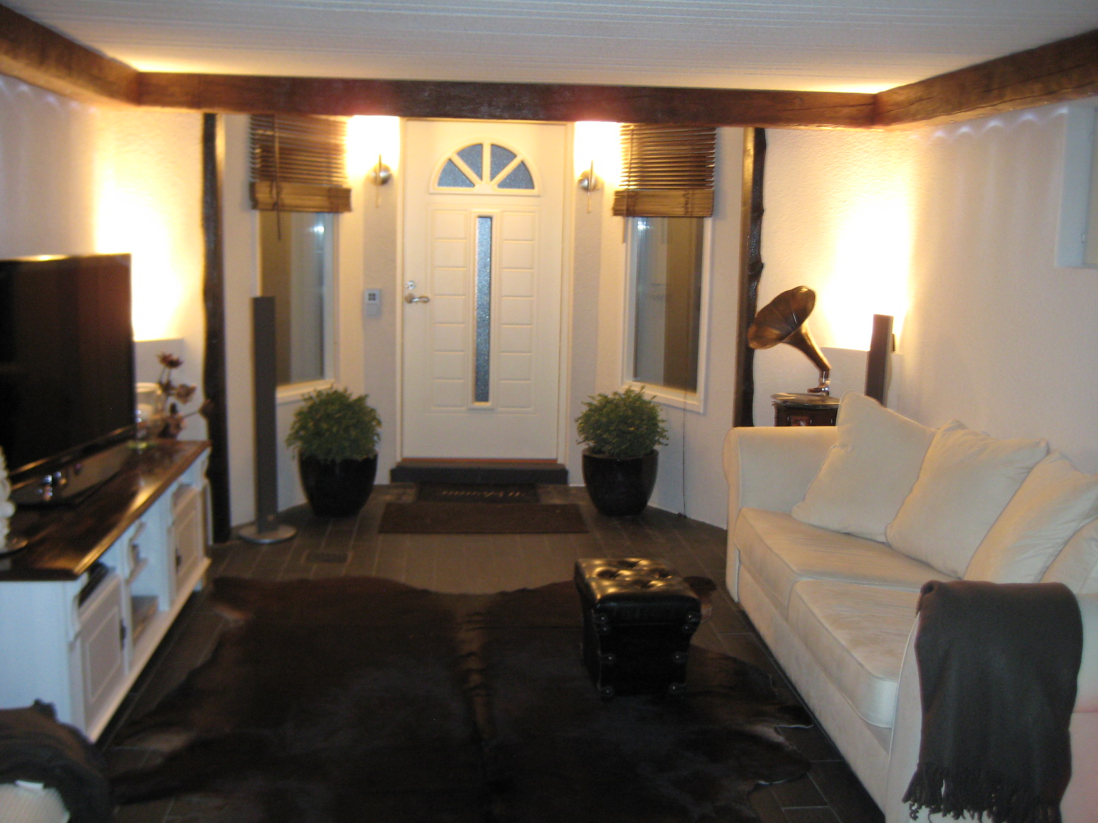 Tilasuunnittelua Somerolla, tilasuunnittelija Marika Piekkala, vanhasta kellaritiloista tuli SPA, sauna, wc, oleskelutila, käytävä ja kodinhoitohuone. Pintasuunnittelu ja valaistussuunnittelu, sekä kiintokalustesuunnittelu, kalusteiden etsintää ja yhteensovittamista, sekä stailausta. Katso myös ennen kuvat lähtökohdista. Sisustussuunnittelija Marika Piekkala, Tampere, Somero, Turku ja Helsinki.