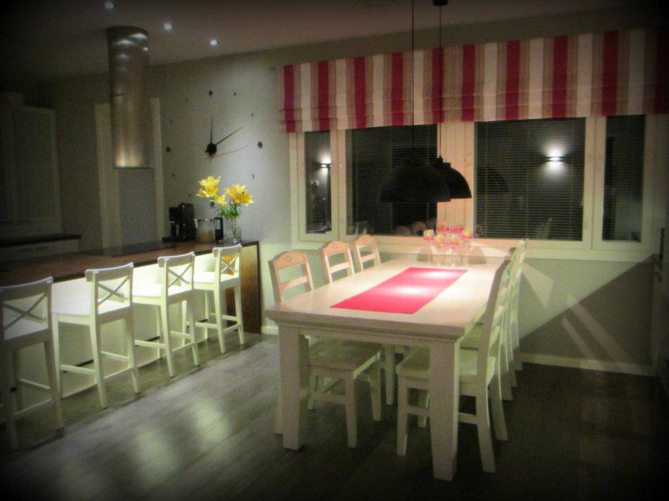 Marikan SisustusStudion tyhjästä paperista ( tietokone pohjasta) itse suunniteltu ja luotu koti, oma koti vuosista 2011-- >> Omakotitalossa on tehty kokonaisvaltaisesti tilasuunnittelu, valaistusssuunnittelu, kiintokalustesuunnittelu, pintasuunnittelu, tekstiilisuunnittelu ja pienesineiden stailausta. Koti oli esillä Meidän Talo lehdessä vuonna 2013. Tilasuunnittelija Marika Piekkala, sisustussuunnittelija Tampere.