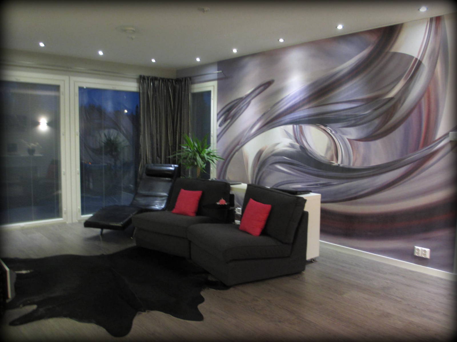 Marikan SisustusStudion tyhjästä paperista ( tietokone pohjasta) itse suunniteltu ja luotu koti, oma koti vuosista 2011-- >> Omakotitalossa on tehty kokonaisvaltaisesti tilasuunnittelu, valaistusssuunnittelu, kiintokalustesuunnittelu, pintasuunnittelu, tekstiilisuunnittelu ja pienesineiden stailausta. Koti oli esillä Meidän Talo lehdessä vuonna 2013. Tilasuunnittelija Marika Piekkala, sisustussuunnittelija Tampere.