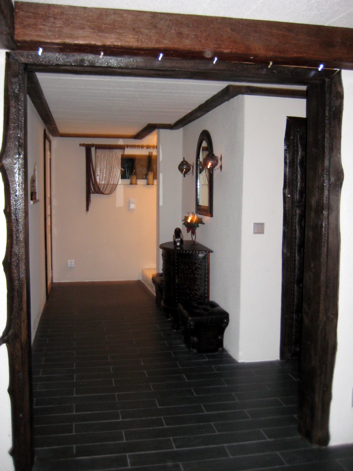 Tilasuunnittelua Somerolla, tilasuunnittelija Marika Piekkala, vanhasta kellaritiloista tuli SPA, sauna, wc, oleskelutila, käytävä ja kodinhoitohuone. Pintasuunnittelu ja valaistussuunnittelu, sekä kiintokalustesuunnittelu, kalusteiden etsintää ja yhteensovittamista, sekä stailausta. Katso myös ennen kuvat lähtökohdista. Sisustussuunnittelija Marika Piekkala, Tampere, Somero, Turku ja Helsinki.