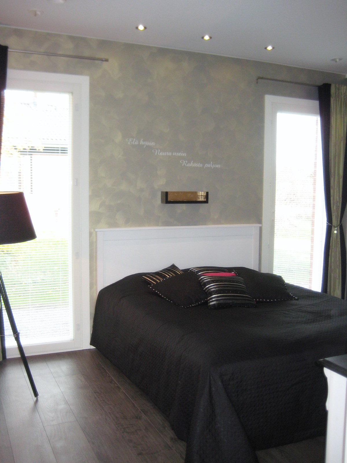 Marikan SisustusStudion tyhjästä paperista ( tietokone pohjasta) itse suunniteltu ja luotu koti, oma koti vuosista 2011-- >> Omakotitalossa on tehty kokonaisvaltaisesti tilasuunnittelu, valaistusssuunnittelu, kiintokalustesuunnittelu, pintasuunnittelu, tekstiilisuunnittelu ja pienesineiden stailausta. Koti oli esillä Meidän Talo lehdessä vuonna 2013. Tilasuunnittelija Marika Piekkala, sisustussuunnittelija Tampere.