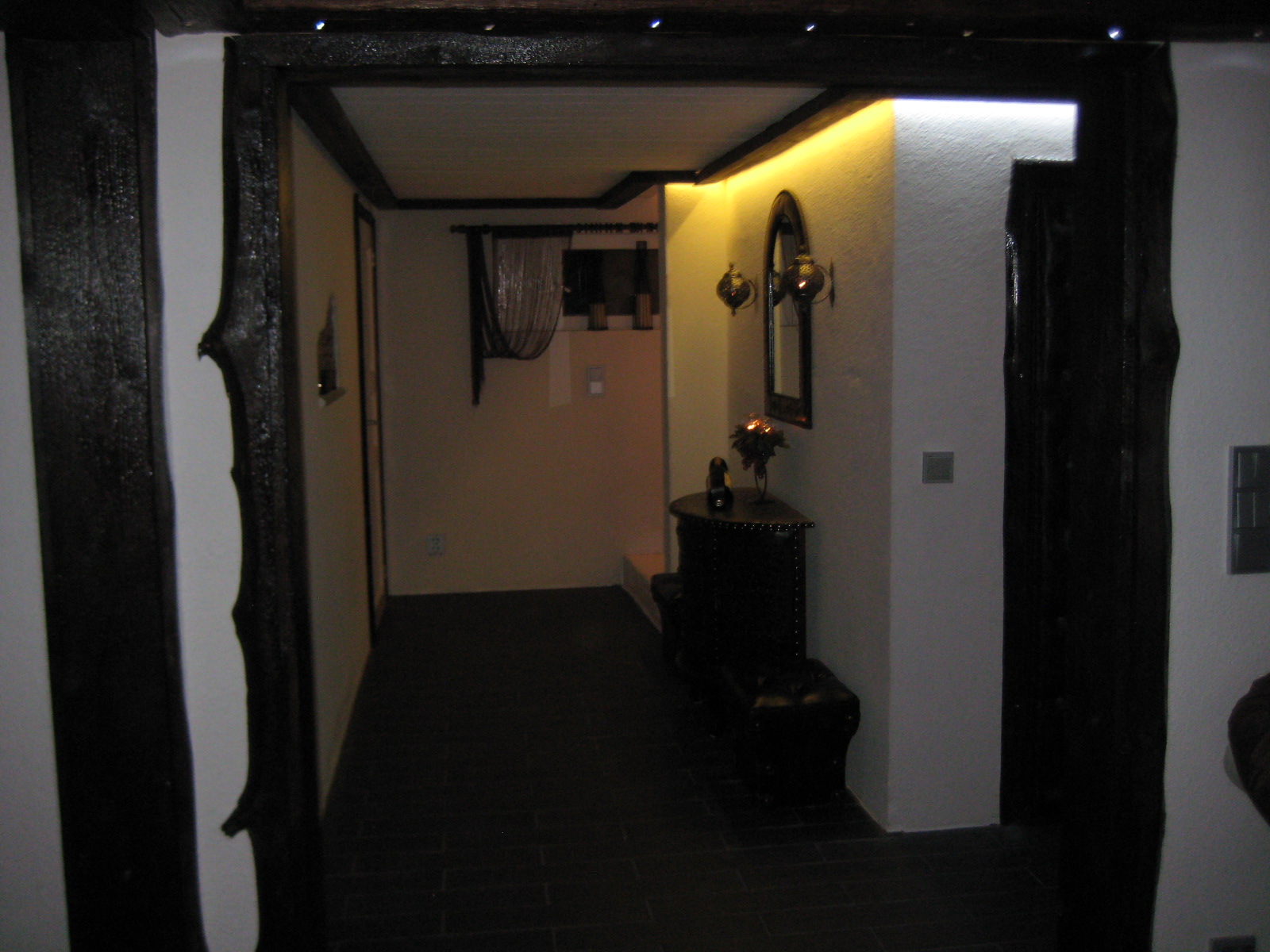 Tilasuunnittelua Somerolla, tilasuunnittelija Marika Piekkala, vanhasta kellaritiloista tuli SPA, sauna, wc, oleskelutila, käytävä ja kodinhoitohuone. Pintasuunnittelu ja valaistussuunnittelu, sekä kiintokalustesuunnittelu, kalusteiden etsintää ja yhteensovittamista, sekä stailausta. Katso myös ennen kuvat lähtökohdista. Sisustussuunnittelija Marika Piekkala, Tampere, Somero, Turku ja Helsinki.