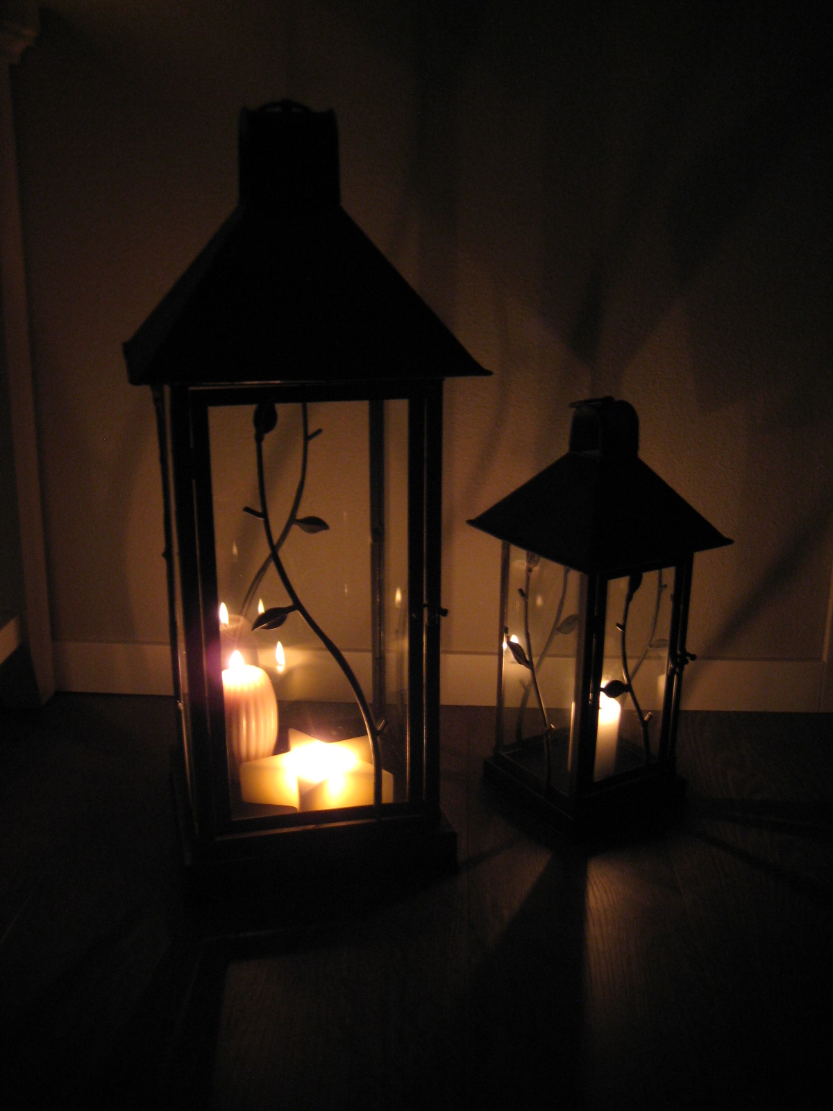 Marikan SisustusStudion tyhjästä paperista ( tietokone pohjasta) itse suunniteltu ja luotu koti, oma koti vuosista 2011-- >> Omakotitalossa on tehty kokonaisvaltaisesti tilasuunnittelu, valaistusssuunnittelu, kiintokalustesuunnittelu, pintasuunnittelu, tekstiilisuunnittelu ja pienesineiden stailausta. Koti oli esillä Meidän Talo lehdessä vuonna 2013. Tilasuunnittelija Marika Piekkala, sisustussuunnittelija Tampere.