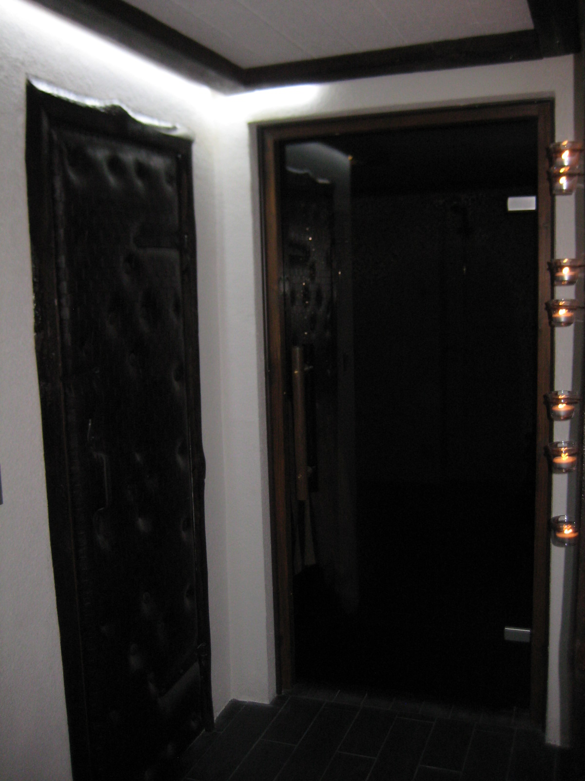 Tilasuunnittelua Somerolla, tilasuunnittelija Marika Piekkala, vanhasta kellaritiloista tuli SPA, sauna, wc, oleskelutila, käytävä ja kodinhoitohuone. Pintasuunnittelu ja valaistussuunnittelu, sekä kiintokalustesuunnittelu, kalusteiden etsintää ja yhteensovittamista, sekä stailausta. Katso myös ennen kuvat lähtökohdista. Sisustussuunnittelija Marika Piekkala, Tampere, Somero, Turku ja Helsinki.