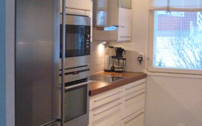 Tämä keittiö on ensimmäisen 10 keittiön joukossa, jonka olen suunnitellut jo vuonna 2006, ennen kuin edes lähdin opiskelemaan sisustussuunnittelua. Marika kiintokalustesuunnittelijana, mutta virallisesti vasta 2011.