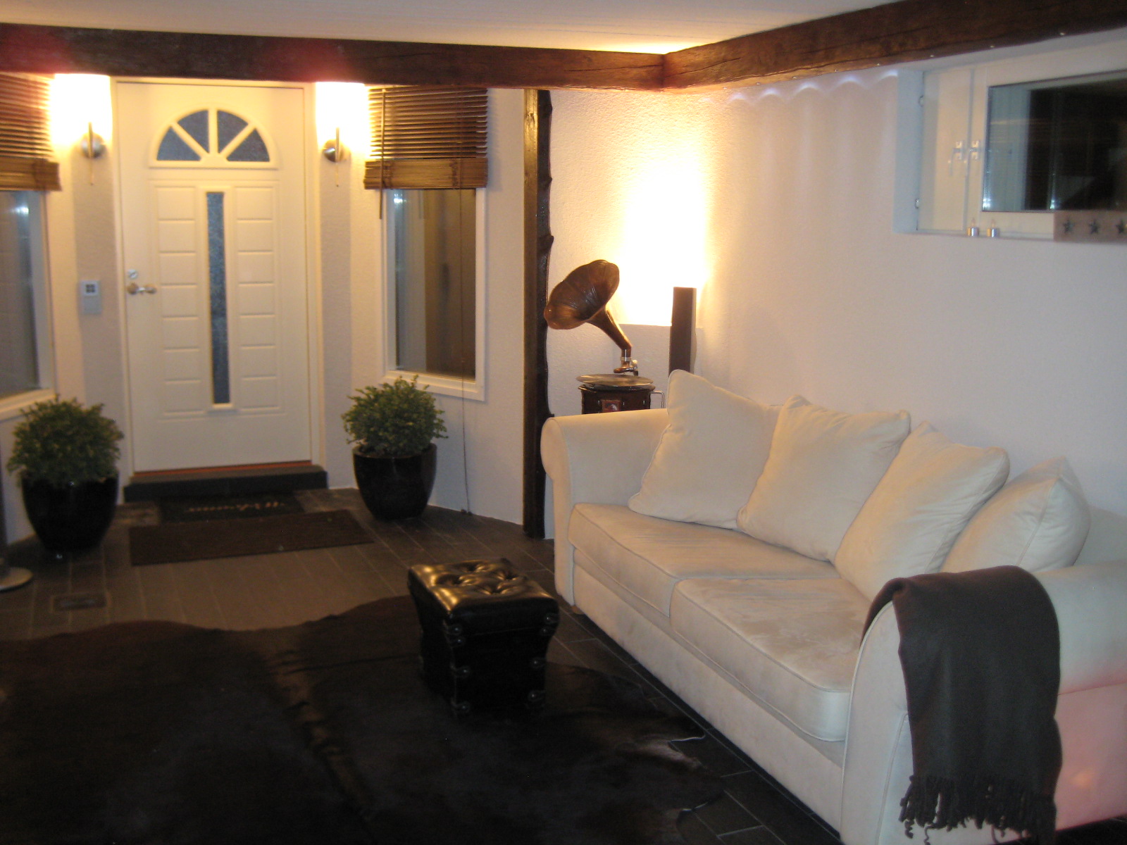 Tilasuunnittelua Somerolla, tilasuunnittelija Marika Piekkala, vanhasta kellaritiloista tuli SPA, sauna, wc, oleskelutila, käytävä ja kodinhoitohuone. Pintasuunnittelu ja valaistussuunnittelu, sekä kiintokalustesuunnittelu, kalusteiden etsintää ja yhteensovittamista, sekä stailausta. Katso myös ennen kuvat lähtökohdista. Sisustussuunnittelija Marika Piekkala, Tampere, Somero, Turku ja Helsinki.