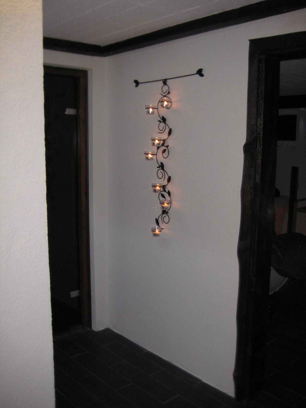 Tilasuunnittelua Somerolla, tilasuunnittelija Marika Piekkala, vanhasta kellaritiloista tuli SPA, sauna, wc, oleskelutila, käytävä ja kodinhoitohuone. Pintasuunnittelu ja valaistussuunnittelu, sekä kiintokalustesuunnittelu, kalusteiden etsintää ja yhteensovittamista, sekä stailausta. Katso myös ennen kuvat lähtökohdista. Sisustussuunnittelija Marika Piekkala, Tampere, Somero, Turku ja Helsinki.