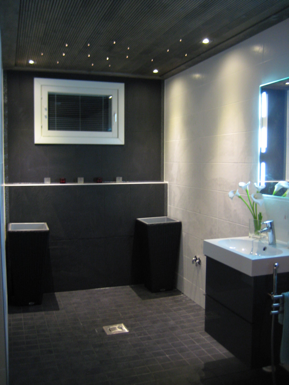 Marikan SisustusStudion tyhjästä paperista ( tietokone pohjasta) itse suunniteltu ja luotu koti, oma koti vuosista 2011-- >> Omakotitalossa on tehty kokonaisvaltaisesti tilasuunnittelu, valaistusssuunnittelu, kiintokalustesuunnittelu, pintasuunnittelu, tekstiilisuunnittelu ja pienesineiden stailausta. Koti oli esillä Meidän Talo lehdessä vuonna 2013. Tilasuunnittelija Marika Piekkala, sisustussuunnittelija Tampere.