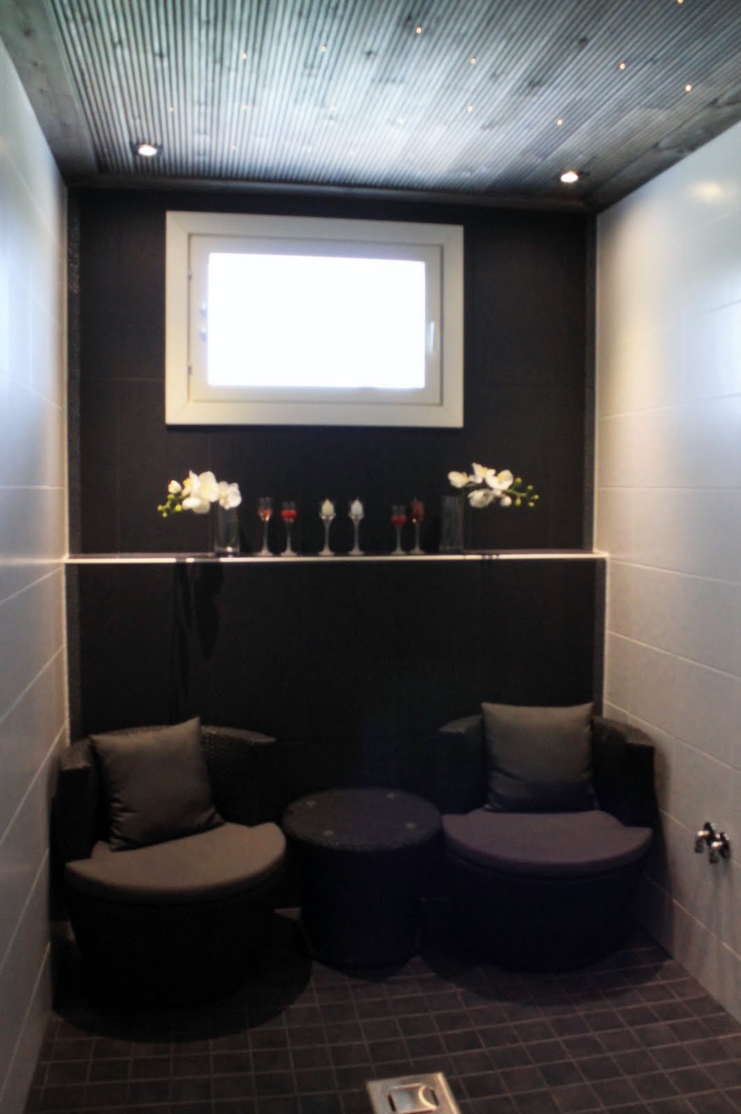 Marikan SisustusStudion tyhjästä paperista ( tietokone pohjasta) itse suunniteltu ja luotu koti, oma koti vuosista 2011-- >> Omakotitalossa on tehty kokonaisvaltaisesti tilasuunnittelu, valaistusssuunnittelu, kiintokalustesuunnittelu, pintasuunnittelu, tekstiilisuunnittelu ja pienesineiden stailausta. Koti oli esillä Meidän Talo lehdessä vuonna 2013. Tilasuunnittelija Marika Piekkala, sisustussuunnittelija Tampere.