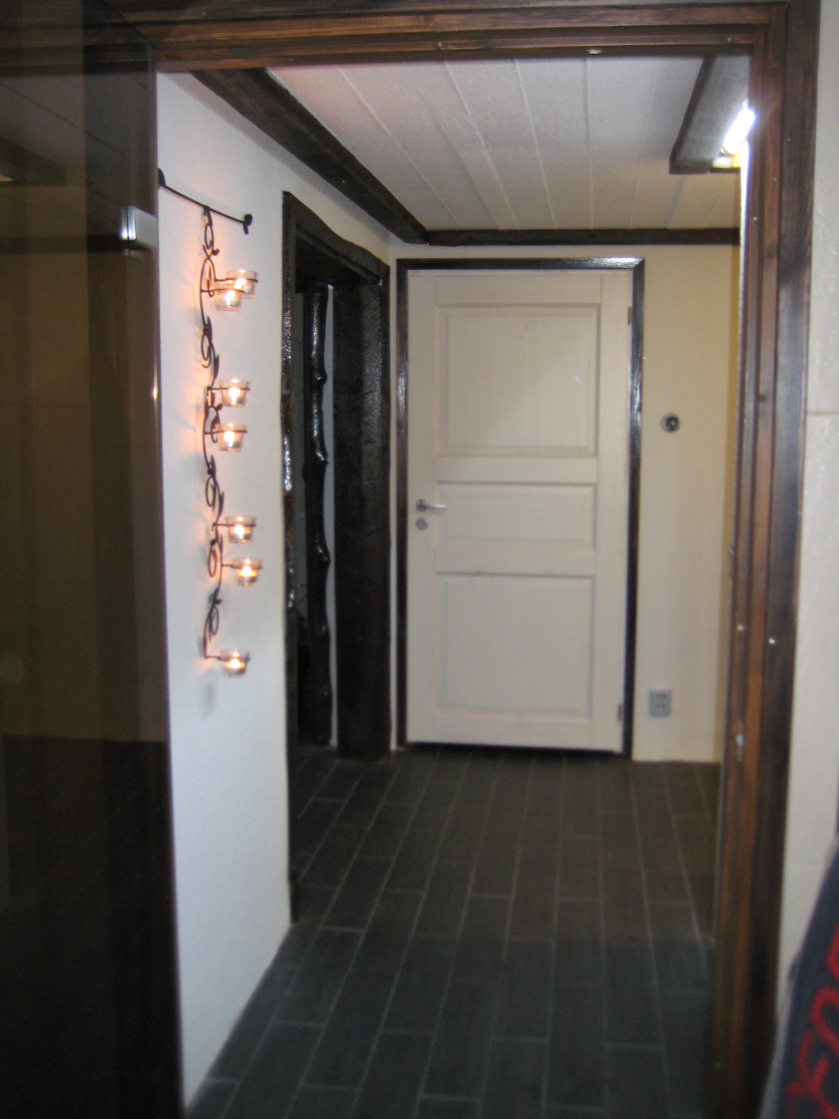 Tilasuunnittelua Somerolla, tilasuunnittelija Marika Piekkala, vanhasta kellaritiloista tuli SPA, sauna, wc, oleskelutila, käytävä ja kodinhoitohuone. Pintasuunnittelu ja valaistussuunnittelu, sekä kiintokalustesuunnittelu, kalusteiden etsintää ja yhteensovittamista, sekä stailausta. Katso myös ennen kuvat lähtökohdista. Sisustussuunnittelija Marika Piekkala, Tampere, Somero, Turku ja Helsinki.