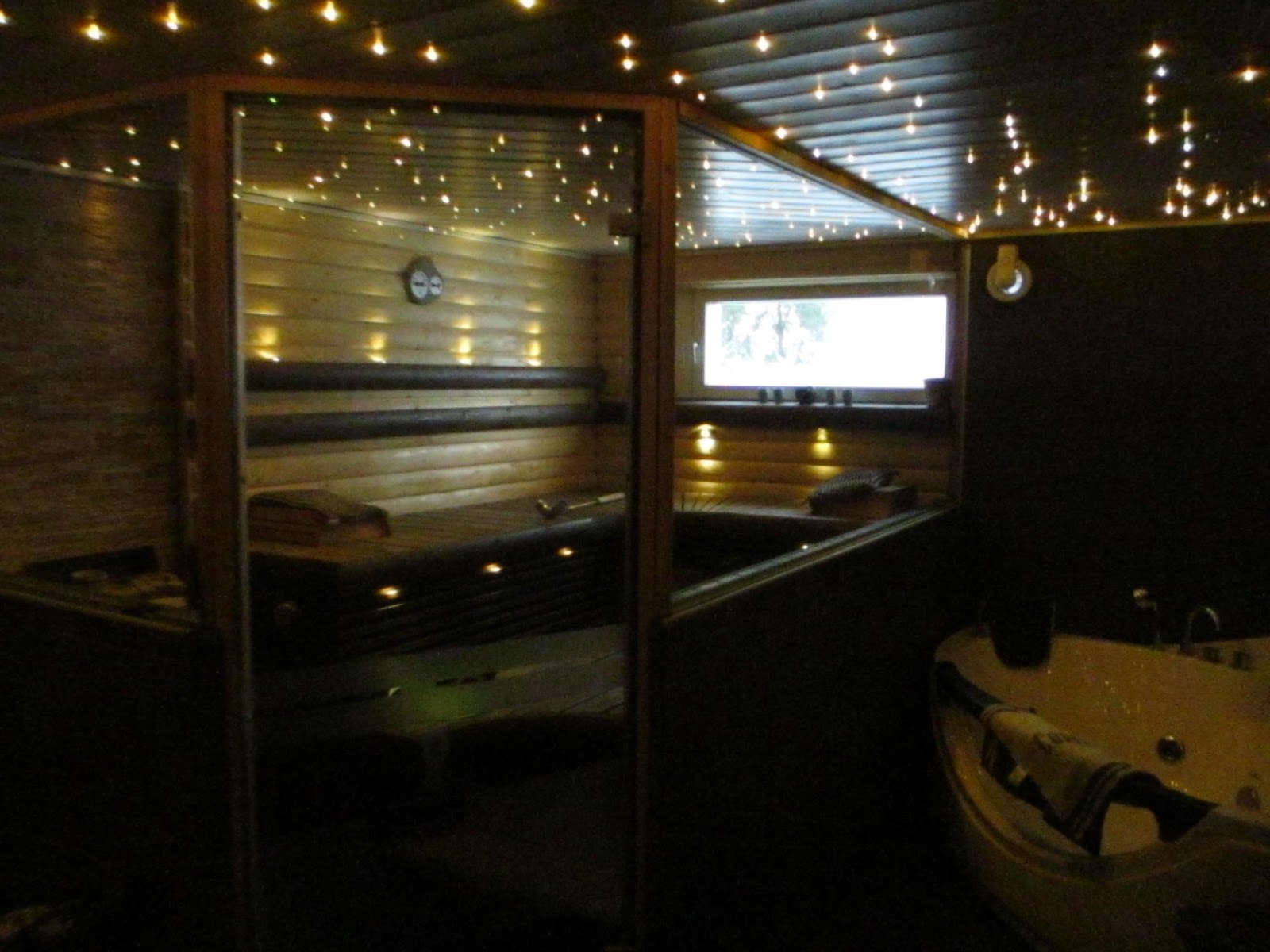 Tilasuunnittelua Somerolla, tilasuunnittelija Marika Piekkala, vanhasta kellaritiloista tuli SPA, sauna, wc, oleskelutila, käytävä ja kodinhoitohuone. Pintasuunnittelu ja valaistussuunnittelu, sekä kiintokalustesuunnittelu, kalusteiden etsintää ja yhteensovittamista, sekä stailausta. Katso myös ennen kuvat lähtökohdista. Sisustussuunnittelija Marika Piekkala, Tampere, Somero, Turku ja Helsinki.