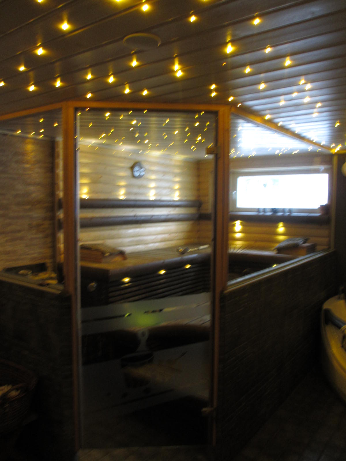 Tilasuunnittelua Somerolla, tilasuunnittelija Marika Piekkala, vanhasta kellaritiloista tuli SPA, sauna, wc, oleskelutila, käytävä ja kodinhoitohuone. Pintasuunnittelu ja valaistussuunnittelu, sekä kiintokalustesuunnittelu, kalusteiden etsintää ja yhteensovittamista, sekä stailausta. Katso myös ennen kuvat lähtökohdista. Sisustussuunnittelija Marika Piekkala, Tampere, Somero, Turku ja Helsinki.