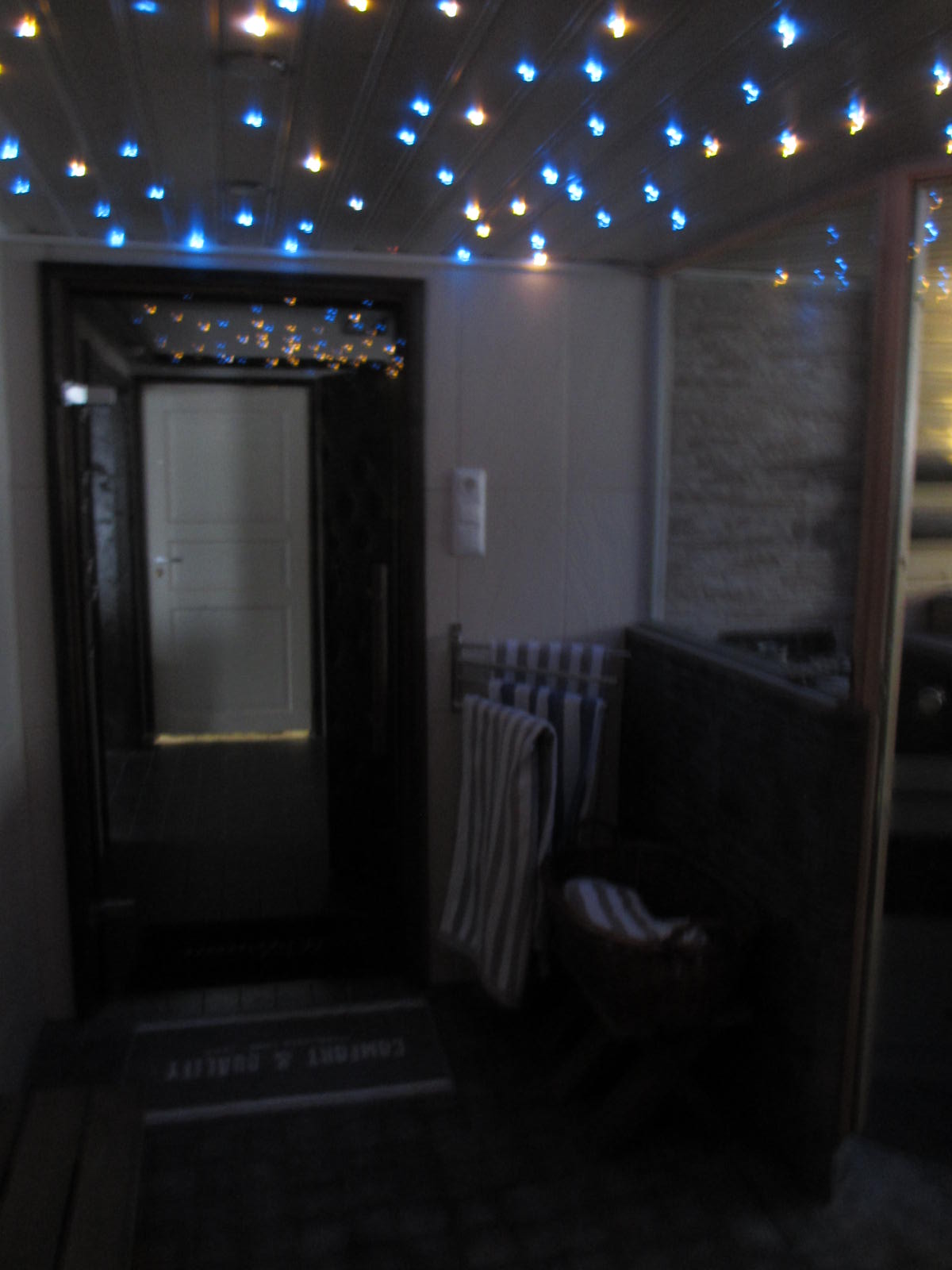 Tilasuunnittelua Somerolla, tilasuunnittelija Marika Piekkala, vanhasta kellaritiloista tuli SPA, sauna, wc, oleskelutila, käytävä ja kodinhoitohuone. Pintasuunnittelu ja valaistussuunnittelu, sekä kiintokalustesuunnittelu, kalusteiden etsintää ja yhteensovittamista, sekä stailausta. Katso myös ennen kuvat lähtökohdista. Sisustussuunnittelija Marika Piekkala, Tampere, Somero, Turku ja Helsinki.