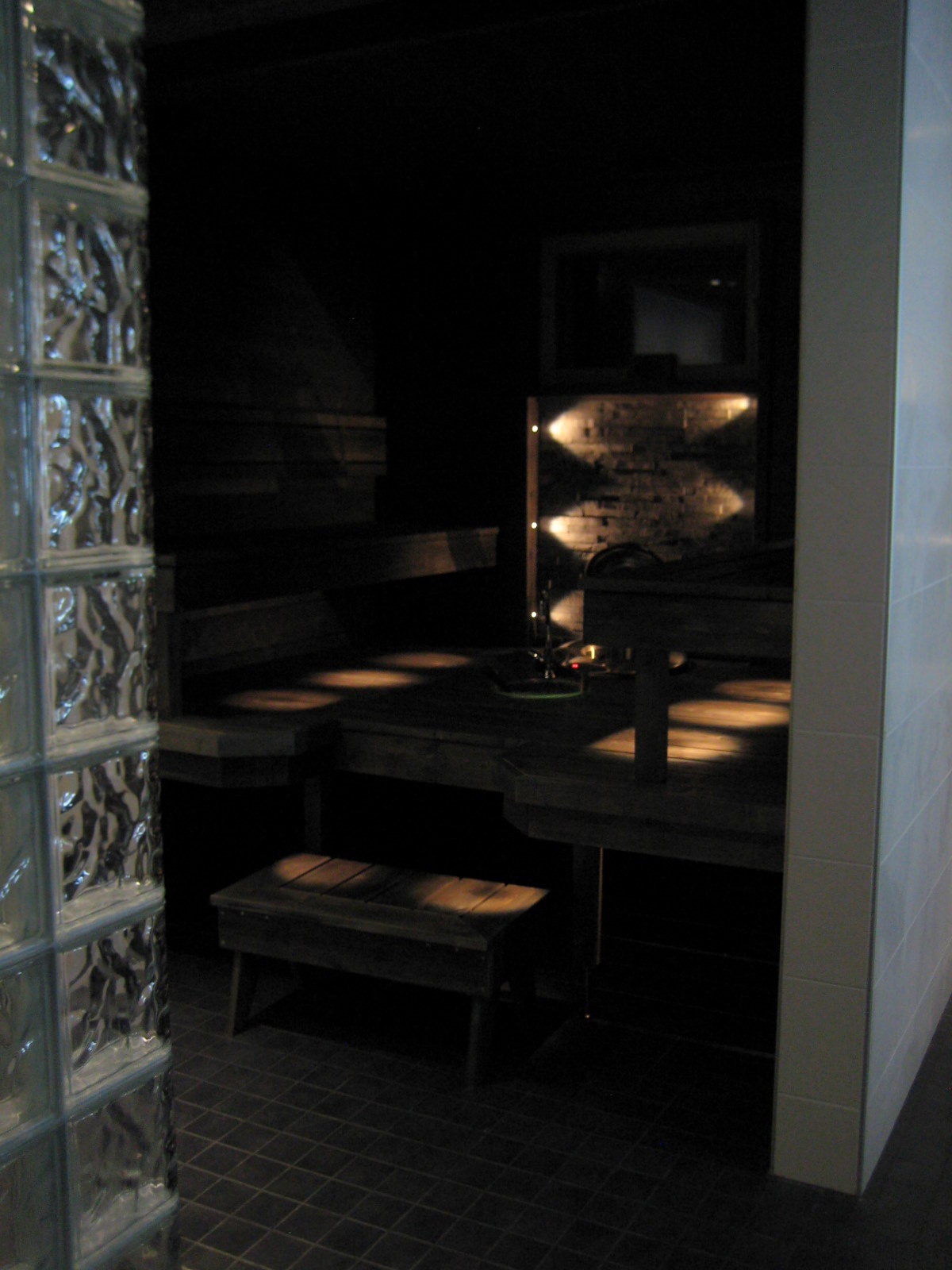 Marikan SisustusStudion tyhjästä paperista ( tietokone pohjasta) itse suunniteltu ja luotu koti, oma koti vuosista 2011-- >> Omakotitalossa on tehty kokonaisvaltaisesti tilasuunnittelu, valaistusssuunnittelu, kiintokalustesuunnittelu, pintasuunnittelu, tekstiilisuunnittelu ja pienesineiden stailausta. Koti oli esillä Meidän Talo lehdessä vuonna 2013. Tilasuunnittelija Marika Piekkala, sisustussuunnittelija Tampere.