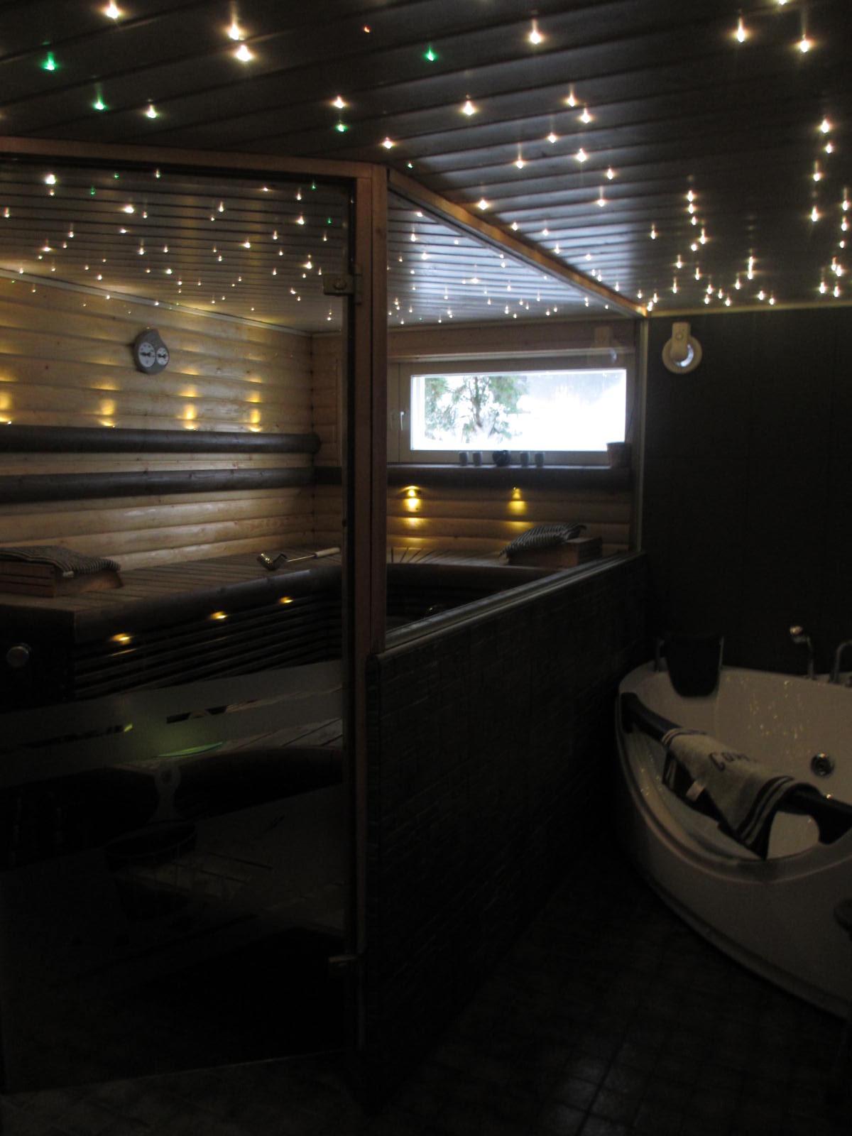 Tilasuunnittelua Somerolla, tilasuunnittelija Marika Piekkala, vanhasta kellaritiloista tuli SPA, sauna, wc, oleskelutila, käytävä ja kodinhoitohuone. Pintasuunnittelu ja valaistussuunnittelu, sekä kiintokalustesuunnittelu, kalusteiden etsintää ja yhteensovittamista, sekä stailausta. Katso myös ennen kuvat lähtökohdista. Sisustussuunnittelija Marika Piekkala, Tampere, Somero, Turku ja Helsinki.