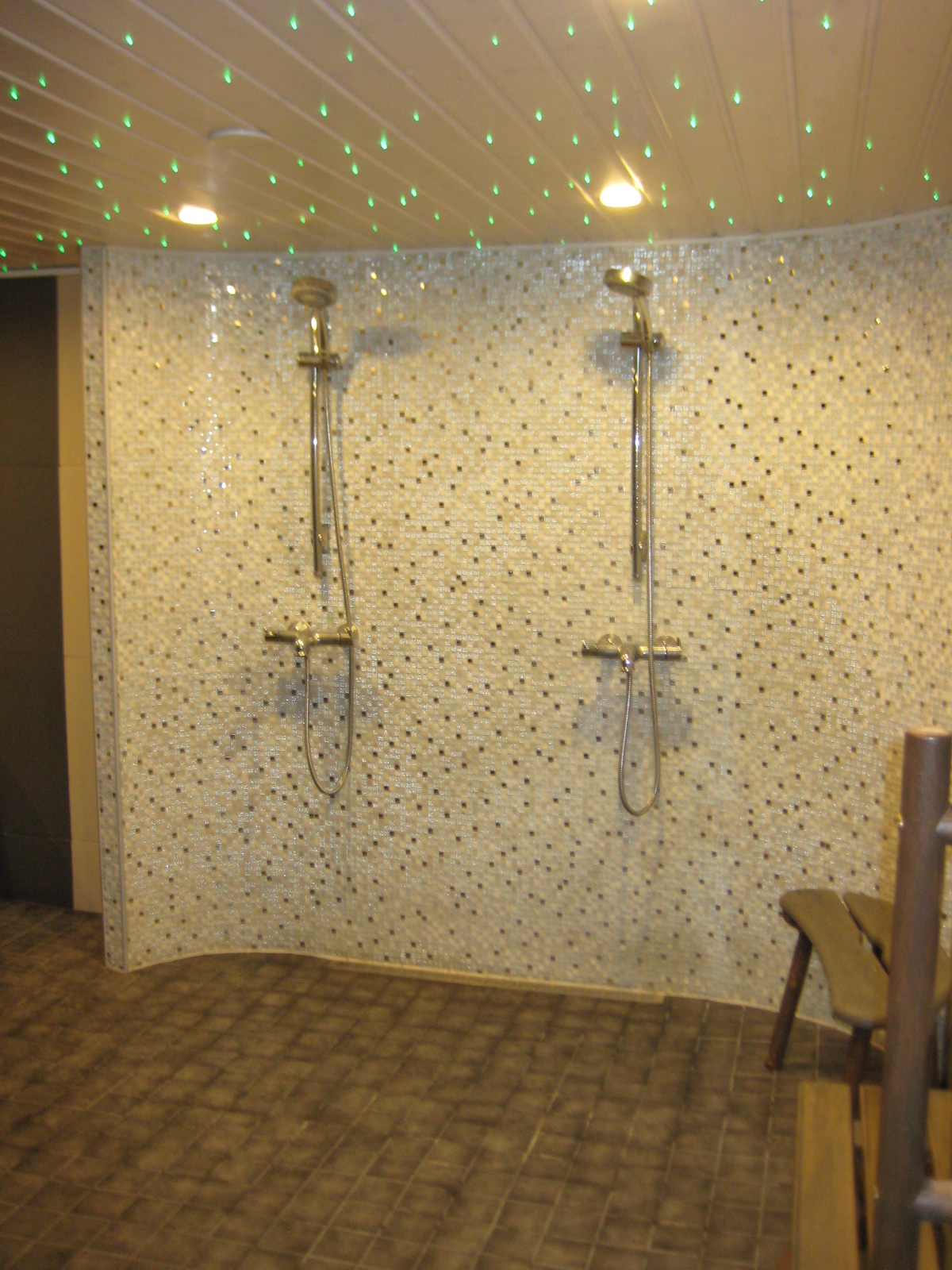 Tilasuunnittelua Somerolla, tilasuunnittelija Marika Piekkala, vanhasta kellaritiloista tuli SPA, sauna, wc, oleskelutila, käytävä ja kodinhoitohuone. Pintasuunnittelu ja valaistussuunnittelu, sekä kiintokalustesuunnittelu, kalusteiden etsintää ja yhteensovittamista, sekä stailausta. Katso myös ennen kuvat lähtökohdista. Sisustussuunnittelija Marika Piekkala, Tampere, Somero, Turku ja Helsinki.