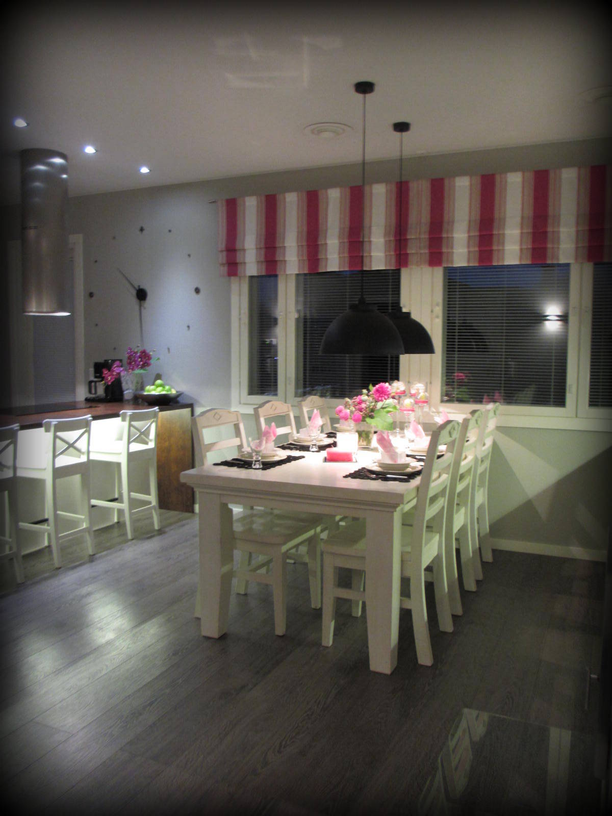 Marikan SisustusStudion tyhjästä paperista ( tietokone pohjasta) itse suunniteltu ja luotu koti, oma koti vuosista 2011-- >> Omakotitalossa on tehty kokonaisvaltaisesti tilasuunnittelu, valaistusssuunnittelu, kiintokalustesuunnittelu, pintasuunnittelu, tekstiilisuunnittelu ja pienesineiden stailausta. Koti oli esillä Meidän Talo lehdessä vuonna 2013. Tilasuunnittelija Marika Piekkala, sisustussuunnittelija Tampere.