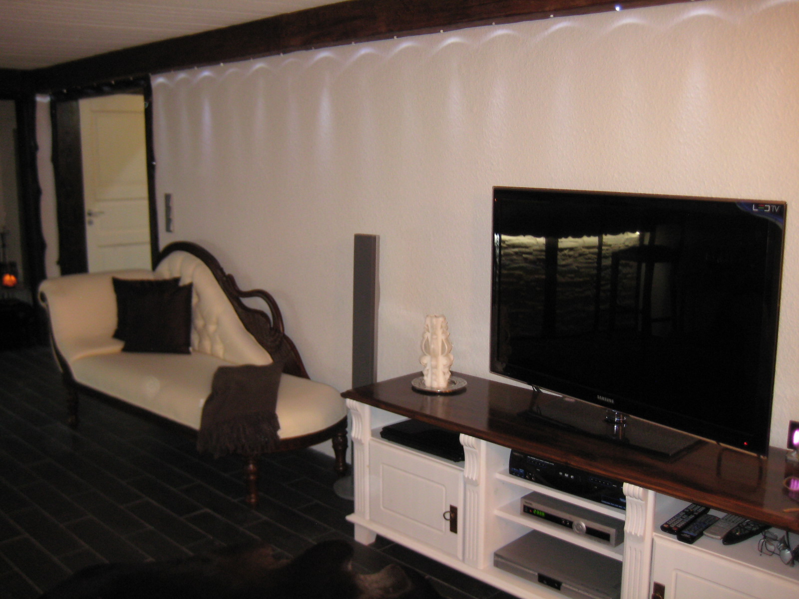 Tilasuunnittelua Somerolla, tilasuunnittelija Marika Piekkala, vanhasta kellaritiloista tuli SPA, sauna, wc, oleskelutila, käytävä ja kodinhoitohuone. Pintasuunnittelu ja valaistussuunnittelu, sekä kiintokalustesuunnittelu, kalusteiden etsintää ja yhteensovittamista, sekä stailausta. Katso myös ennen kuvat lähtökohdista. Sisustussuunnittelija Marika Piekkala, Tampere, Somero, Turku ja Helsinki.