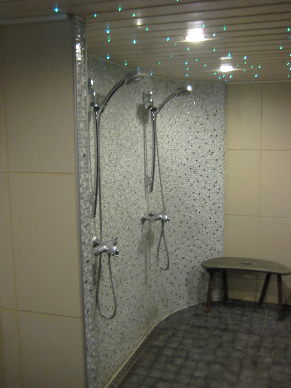 Tilasuunnittelua Somerolla, tilasuunnittelija Marika Piekkala, vanhasta kellaritiloista tuli SPA, sauna, wc, oleskelutila, käytävä ja kodinhoitohuone. Pintasuunnittelu ja valaistussuunnittelu, sekä kiintokalustesuunnittelu, kalusteiden etsintää ja yhteensovittamista, sekä stailausta. Katso myös ennen kuvat lähtökohdista. Sisustussuunnittelija Marika Piekkala, Tampere, Somero, Turku ja Helsinki.