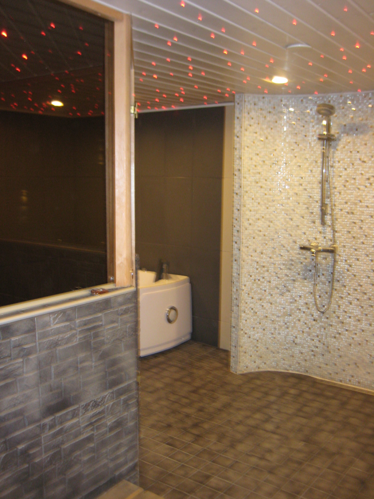 Tilasuunnittelua Somerolla, tilasuunnittelija Marika Piekkala, vanhasta kellaritiloista tuli SPA, sauna, wc, oleskelutila, käytävä ja kodinhoitohuone. Pintasuunnittelu ja valaistussuunnittelu, sekä kiintokalustesuunnittelu, kalusteiden etsintää ja yhteensovittamista, sekä stailausta. Katso myös ennen kuvat lähtökohdista. Sisustussuunnittelija Marika Piekkala, Tampere, Somero, Turku ja Helsinki.