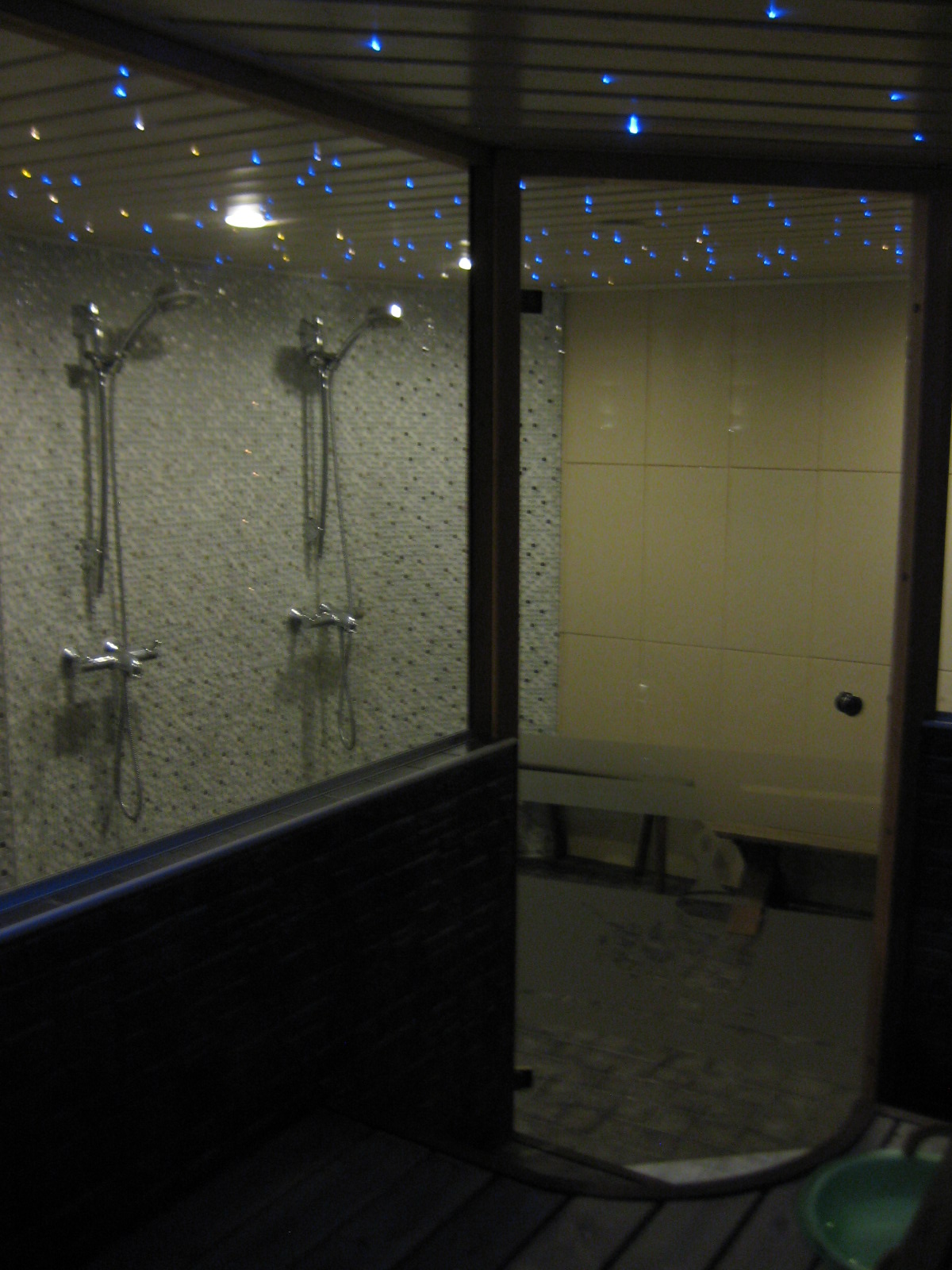 Tilasuunnittelua Somerolla, tilasuunnittelija Marika Piekkala, vanhasta kellaritiloista tuli SPA, sauna, wc, oleskelutila, käytävä ja kodinhoitohuone. Pintasuunnittelu ja valaistussuunnittelu, sekä kiintokalustesuunnittelu, kalusteiden etsintää ja yhteensovittamista, sekä stailausta. Katso myös ennen kuvat lähtökohdista. Sisustussuunnittelija Marika Piekkala, Tampere, Somero, Turku ja Helsinki.