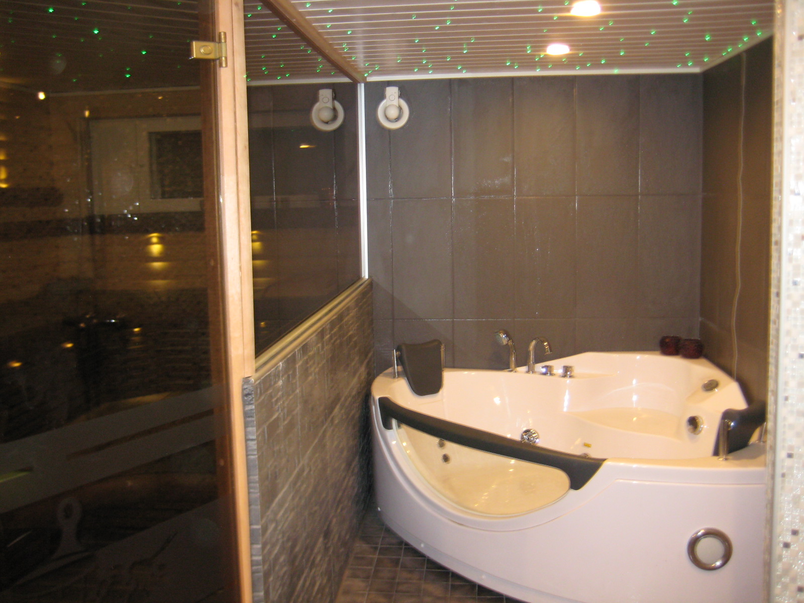 Tilasuunnittelua Somerolla, tilasuunnittelija Marika Piekkala, vanhasta kellaritiloista tuli SPA, sauna, wc, oleskelutila, käytävä ja kodinhoitohuone. Pintasuunnittelu ja valaistussuunnittelu, sekä kiintokalustesuunnittelu, kalusteiden etsintää ja yhteensovittamista, sekä stailausta. Katso myös ennen kuvat lähtökohdista. Sisustussuunnittelija Marika Piekkala, Tampere, Somero, Turku ja Helsinki.