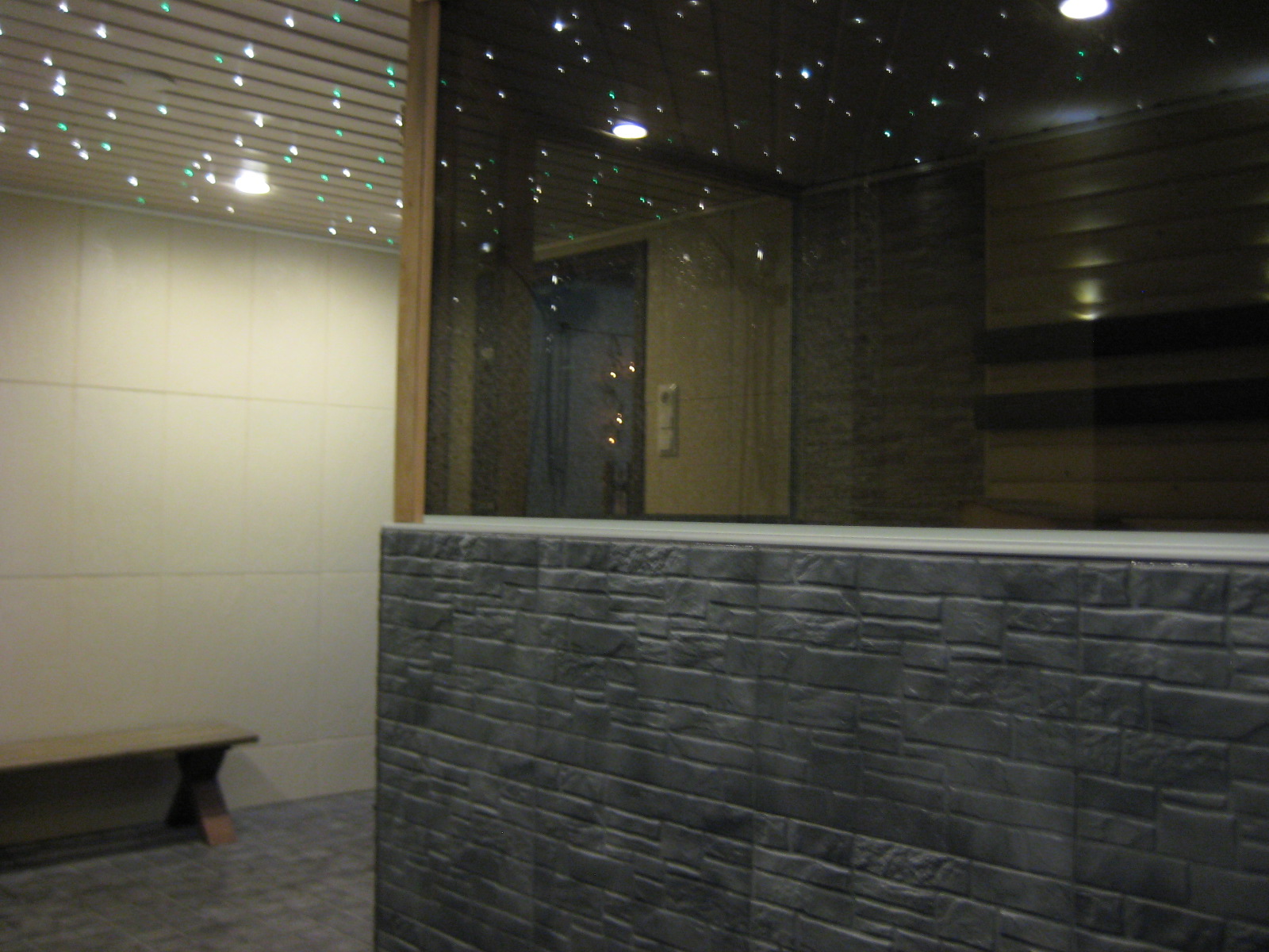 Tilasuunnittelua Somerolla, tilasuunnittelija Marika Piekkala, vanhasta kellaritiloista tuli SPA, sauna, wc, oleskelutila, käytävä ja kodinhoitohuone. Pintasuunnittelu ja valaistussuunnittelu, sekä kiintokalustesuunnittelu, kalusteiden etsintää ja yhteensovittamista, sekä stailausta. Katso myös ennen kuvat lähtökohdista. Sisustussuunnittelija Marika Piekkala, Tampere, Somero, Turku ja Helsinki.